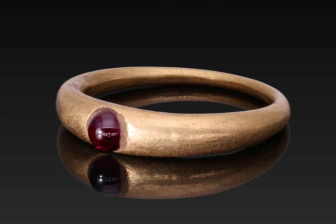 ELEGANT ROMAN GOLD RING WITH RED GARNET CABOCHON