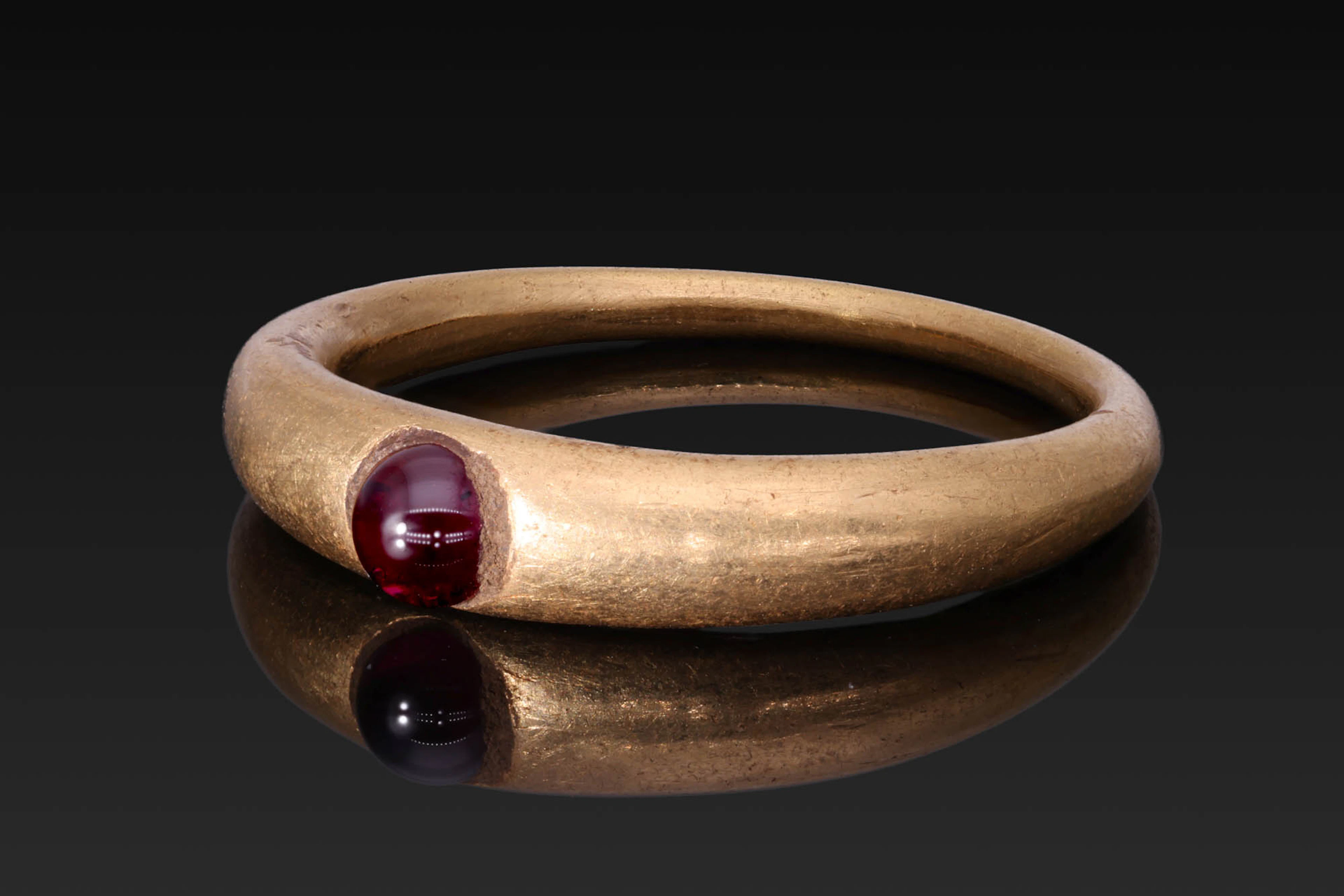 ELEGANT ROMAN GOLD RING WITH RED GARNET CABOCHON