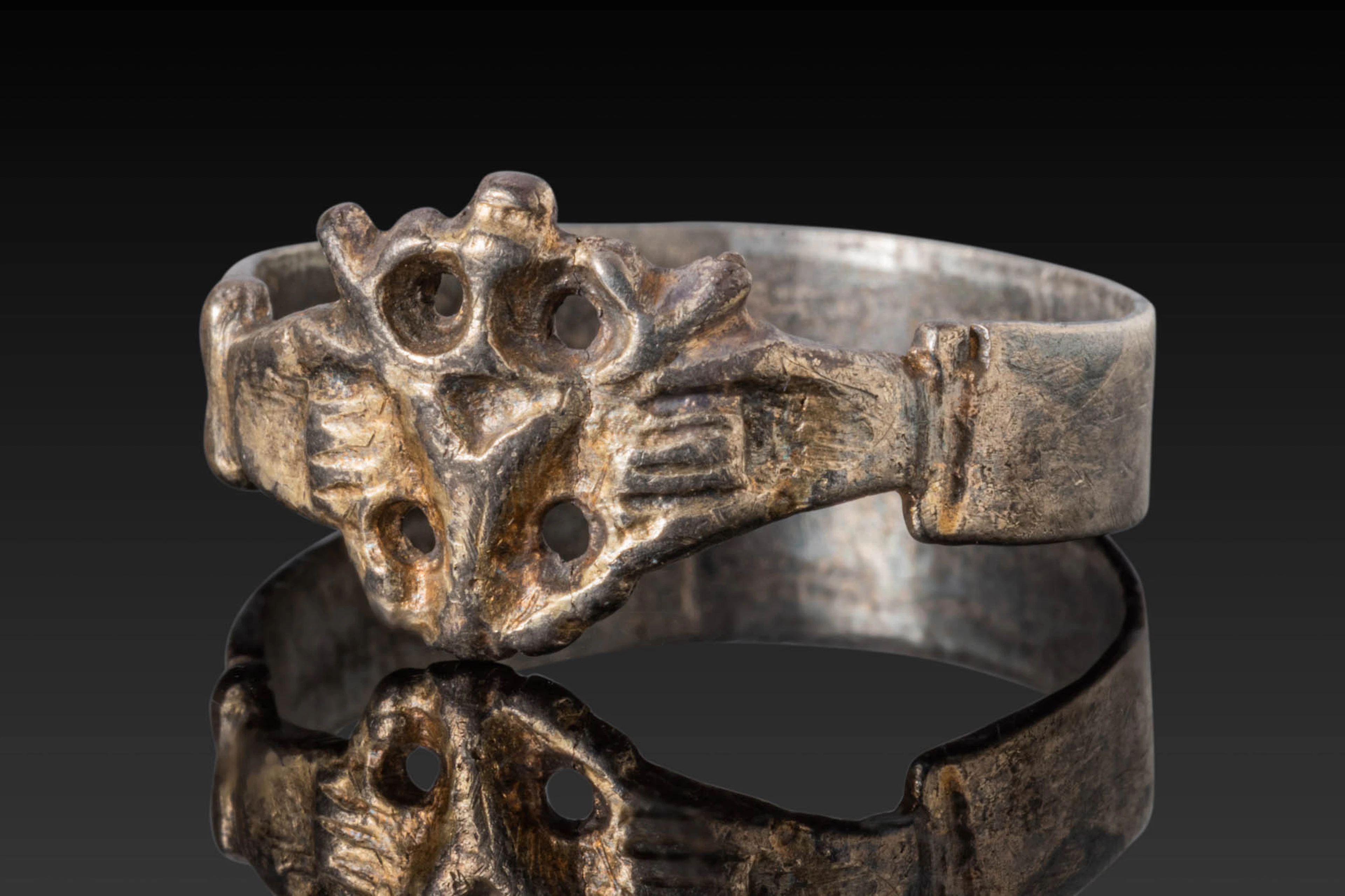 POST-MEDIEVAL SILVER-GILT CLADDAGH RING