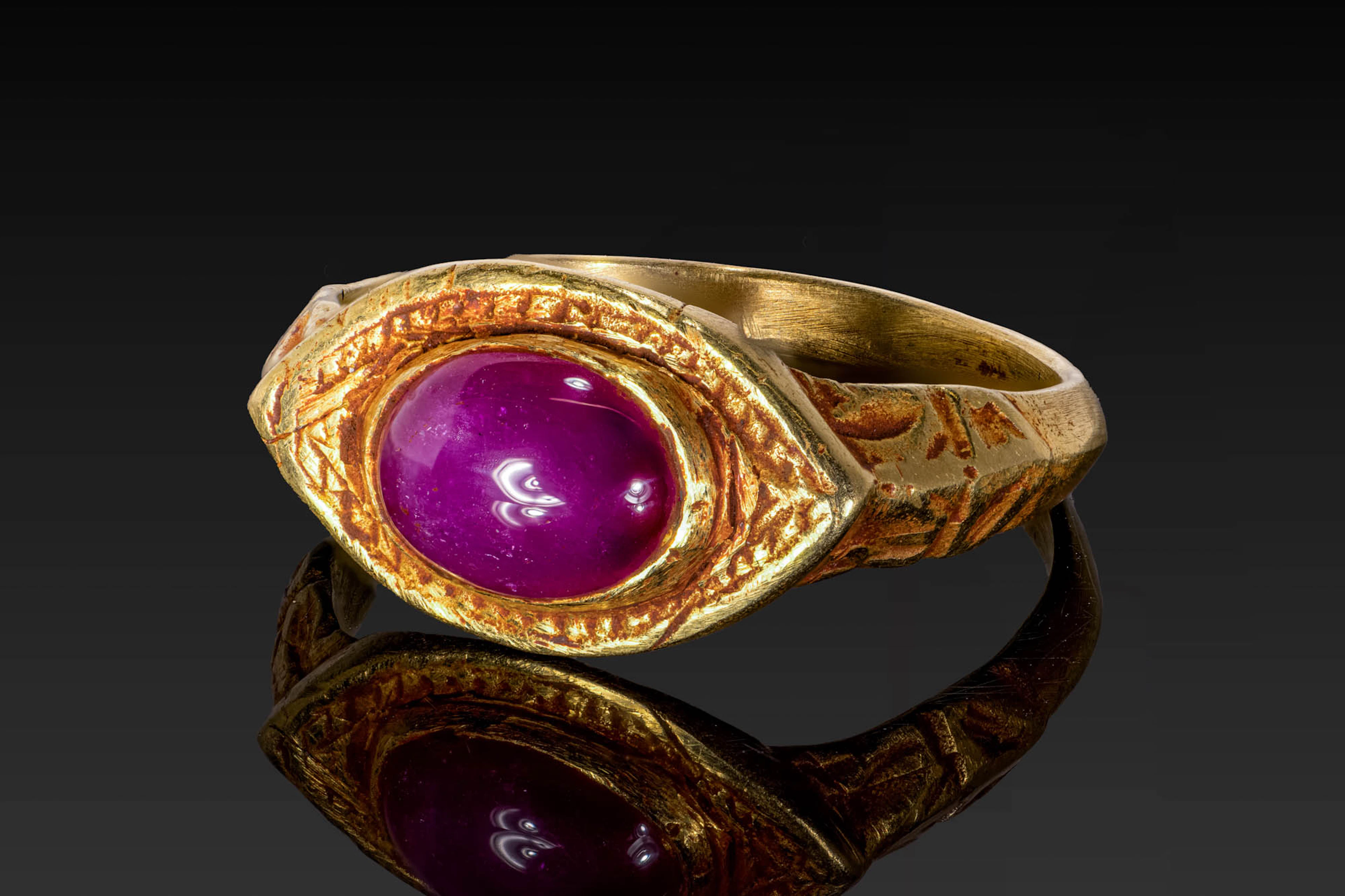 MEDIEVAL GOLD RING WITH LARGE RUBY CABOCHON