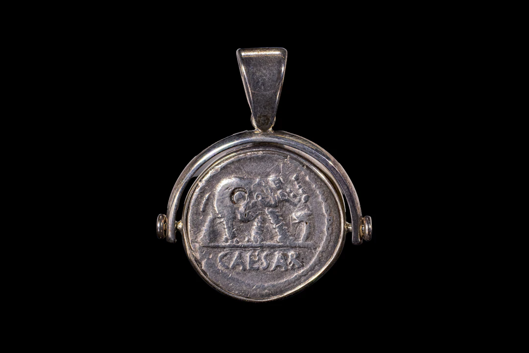 ROMAN SILVER DENARIUS OF JULIUS CAESAR IN SILVER PENDANT