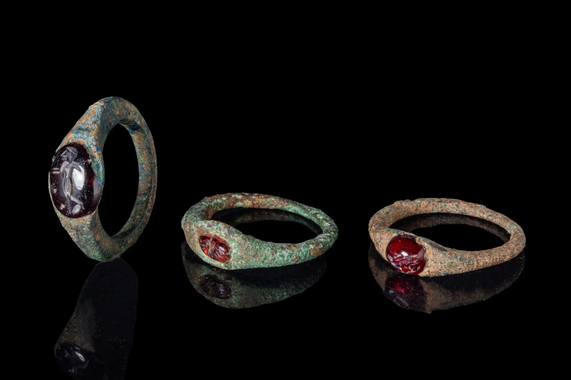 COLLECTION OF ROMAN BRONZE RINGS WITH INTAGLIOS