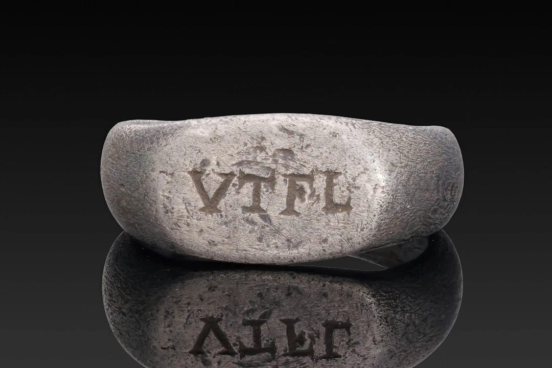 ROMAN SILVER RING WITH 'VTERE FELIX' INSCRIPTION