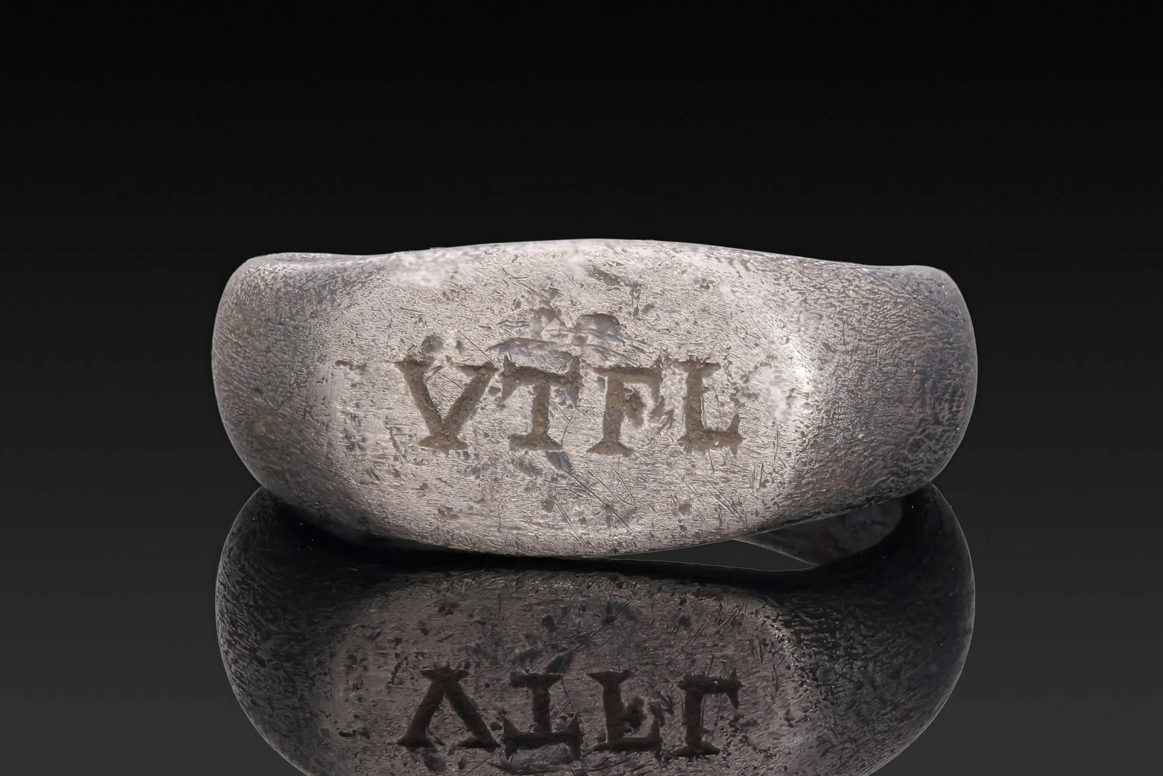 ROMAN SILVER RING WITH 'VTERE FELIX' INSCRIPTION