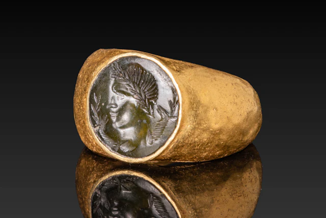 ROMAN HIGH KARAT GOLD RING WITH CHALCEDONY INTAGLIO DEPICTING AN EMPEROR