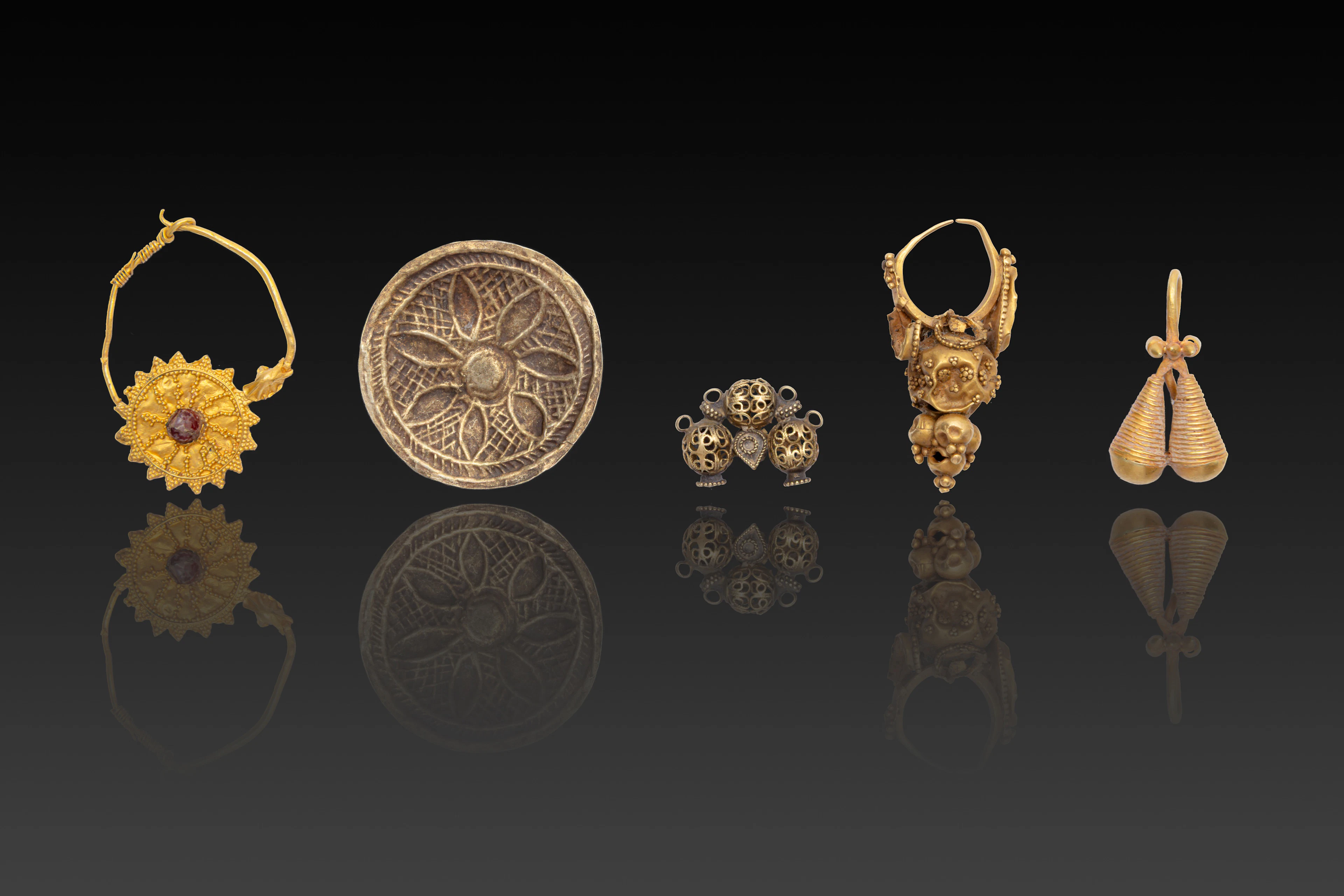 COLLECTION OF HELLENISTIC GOLD EARRINGS AND PENDANTS