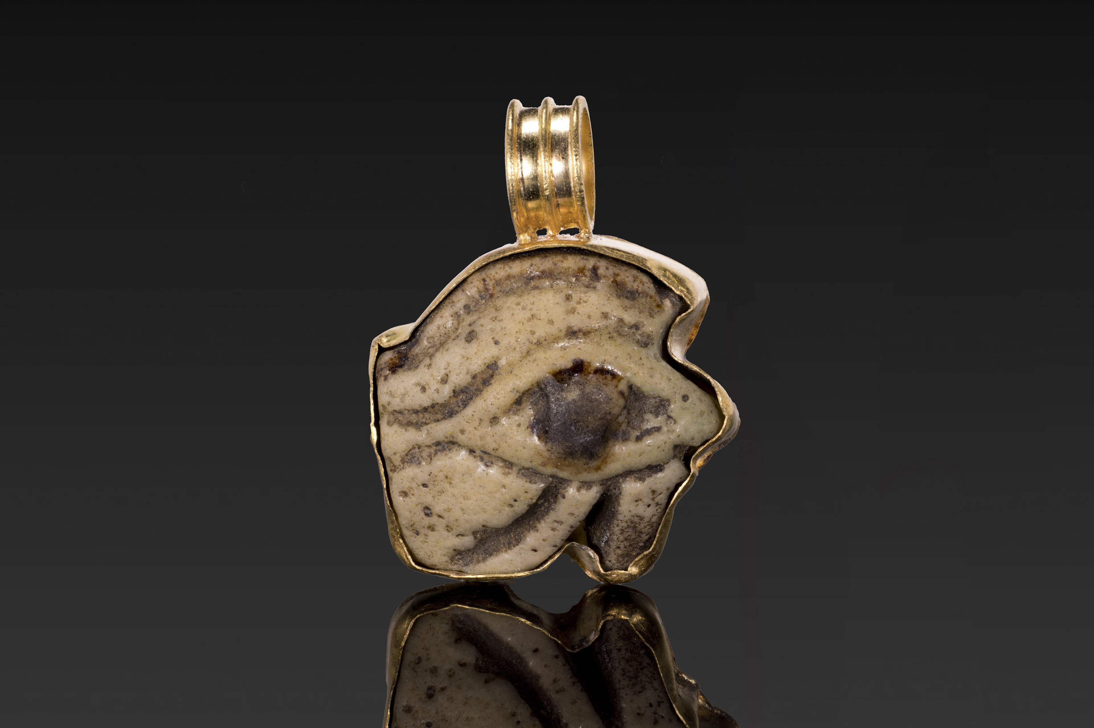 EGYPTIAN BICHROME FAIENCE EYE AMULET IN GOLD PENDANT