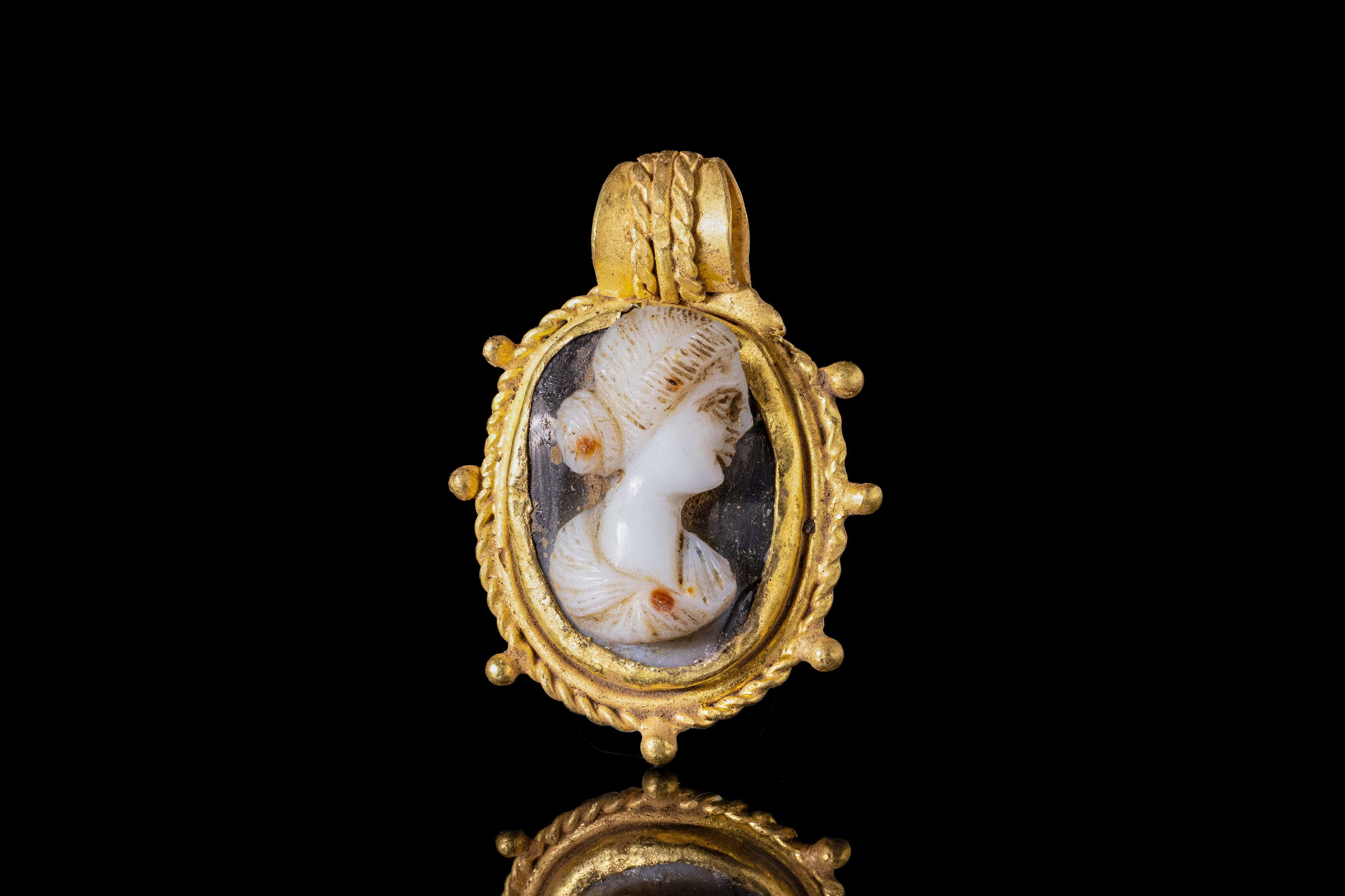 ROMAN GOLD PENDANT WITH AGATE CAMEO OF EMPRESS JULIA DOMNA