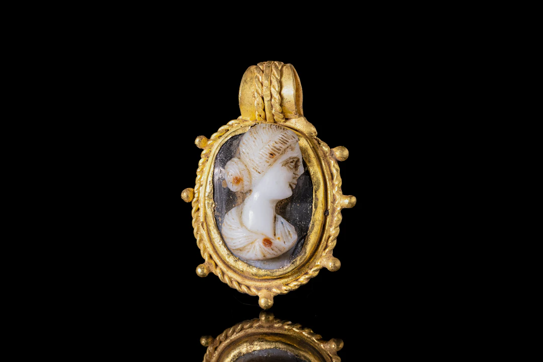 ROMAN GOLD PENDANT WITH AGATE CAMEO OF EMPRESS JULIA DOMNA