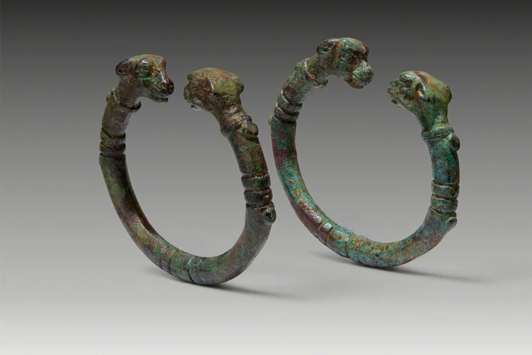 PAIR OF MESOPOTAMIAN BRONZE PENANNULAR BRACELETS WITH FELINE-HEAD TERMINALS