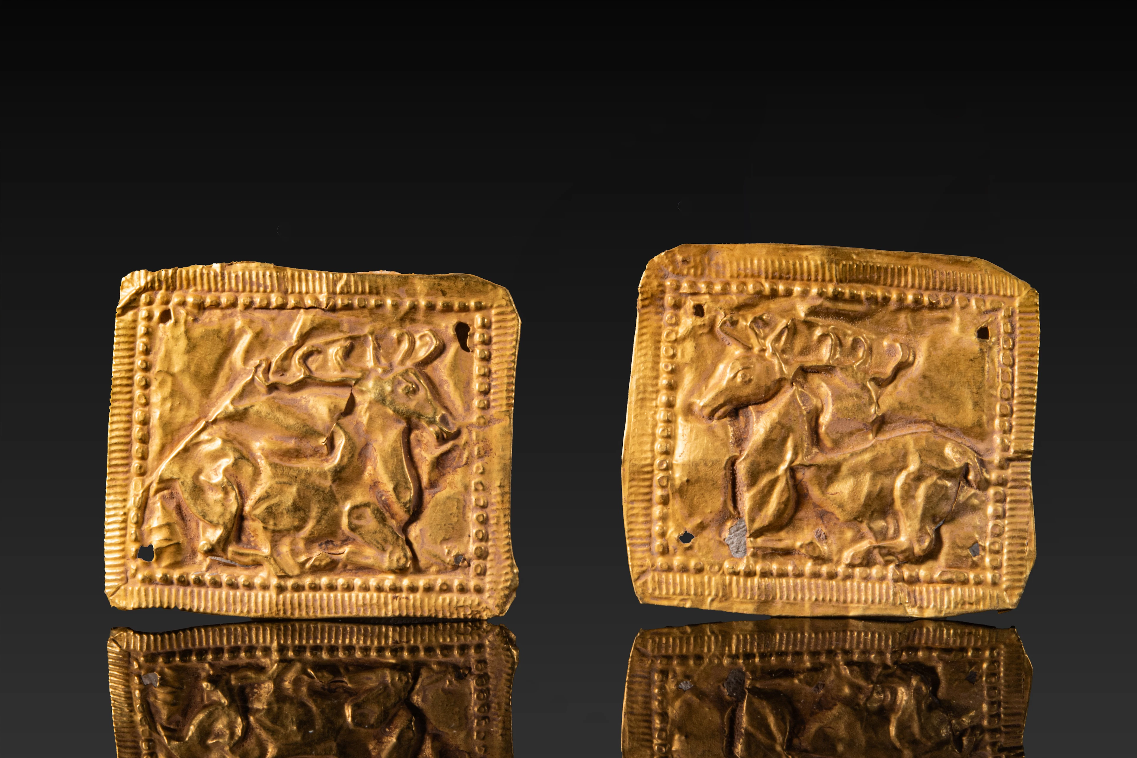 PAIR OF SCYTHIAN GOLD LEAF PLAQUES WITH RECUMBENT STAGS