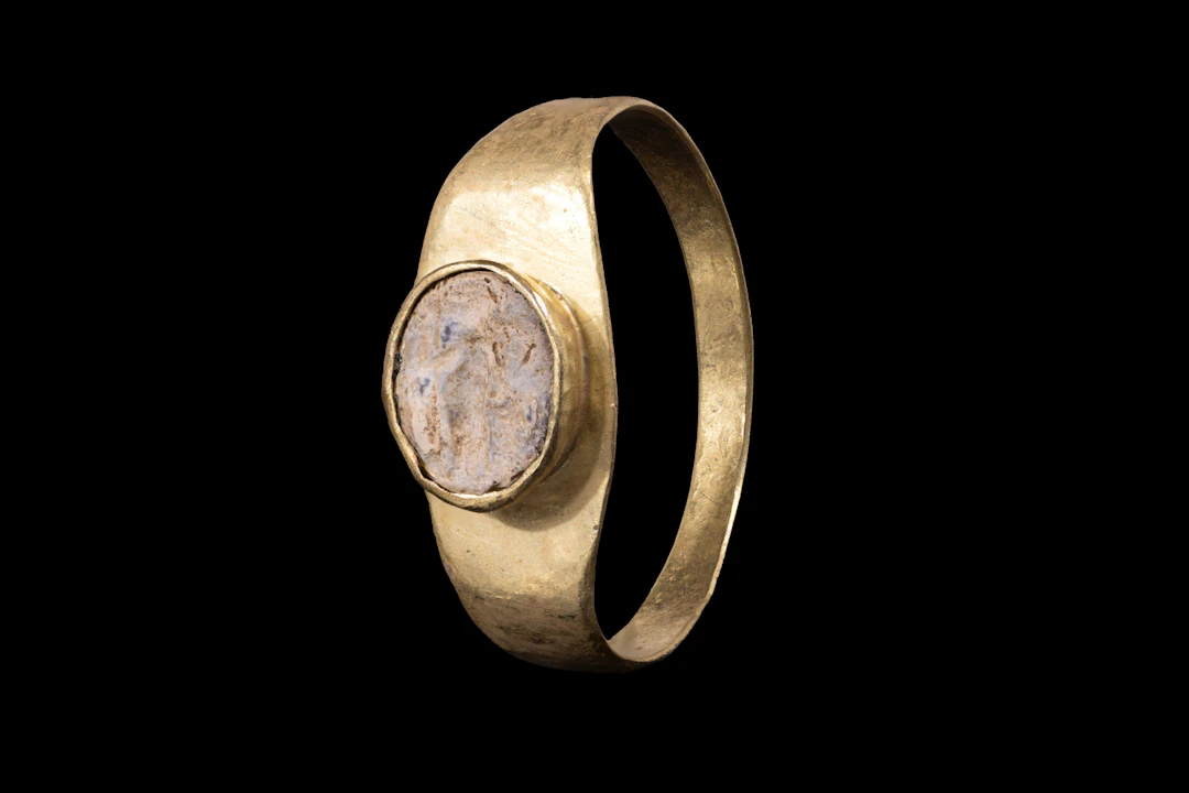 ROMAN GLASS INTAGLIO OF A STANDING DEITY IN GOLD RING