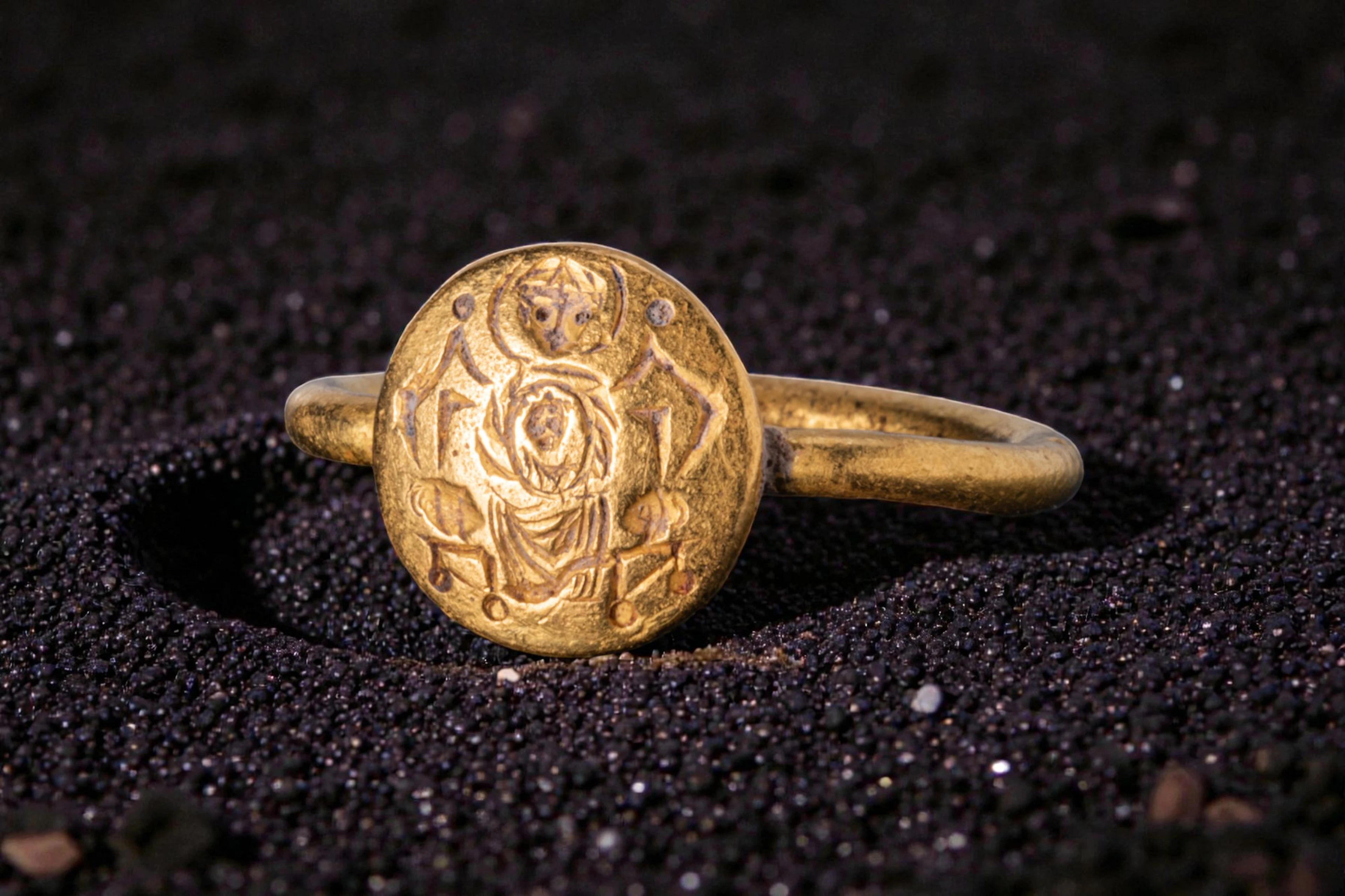 BYZANTINE HIGH KARAT GOLD RING WITH THE VIRGIN MARY AND CHILD