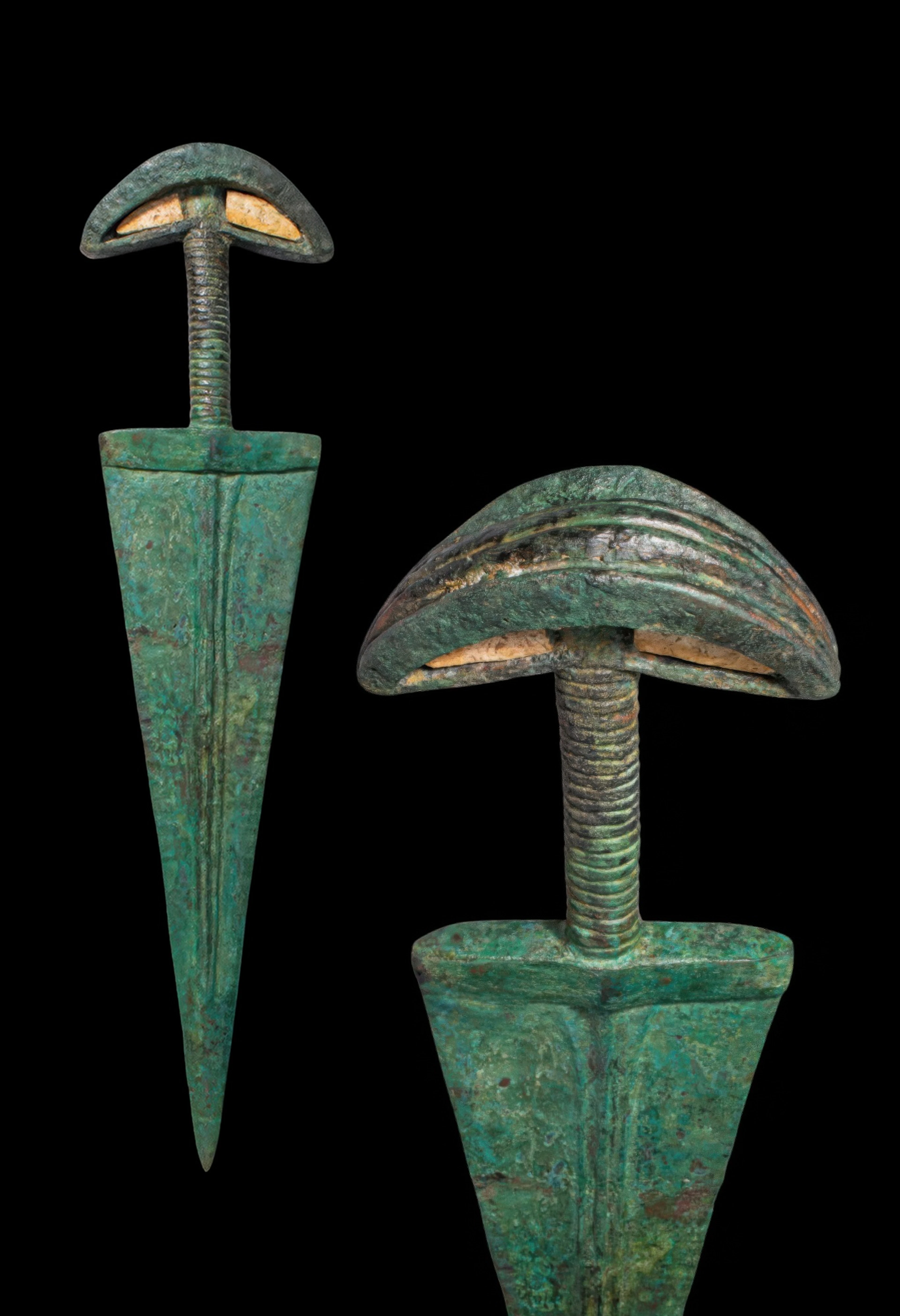 HUGE BRONZE AGE RITUAL DAGGER WITH CRESCENTIC POMMEL INLAID WITH STONE
