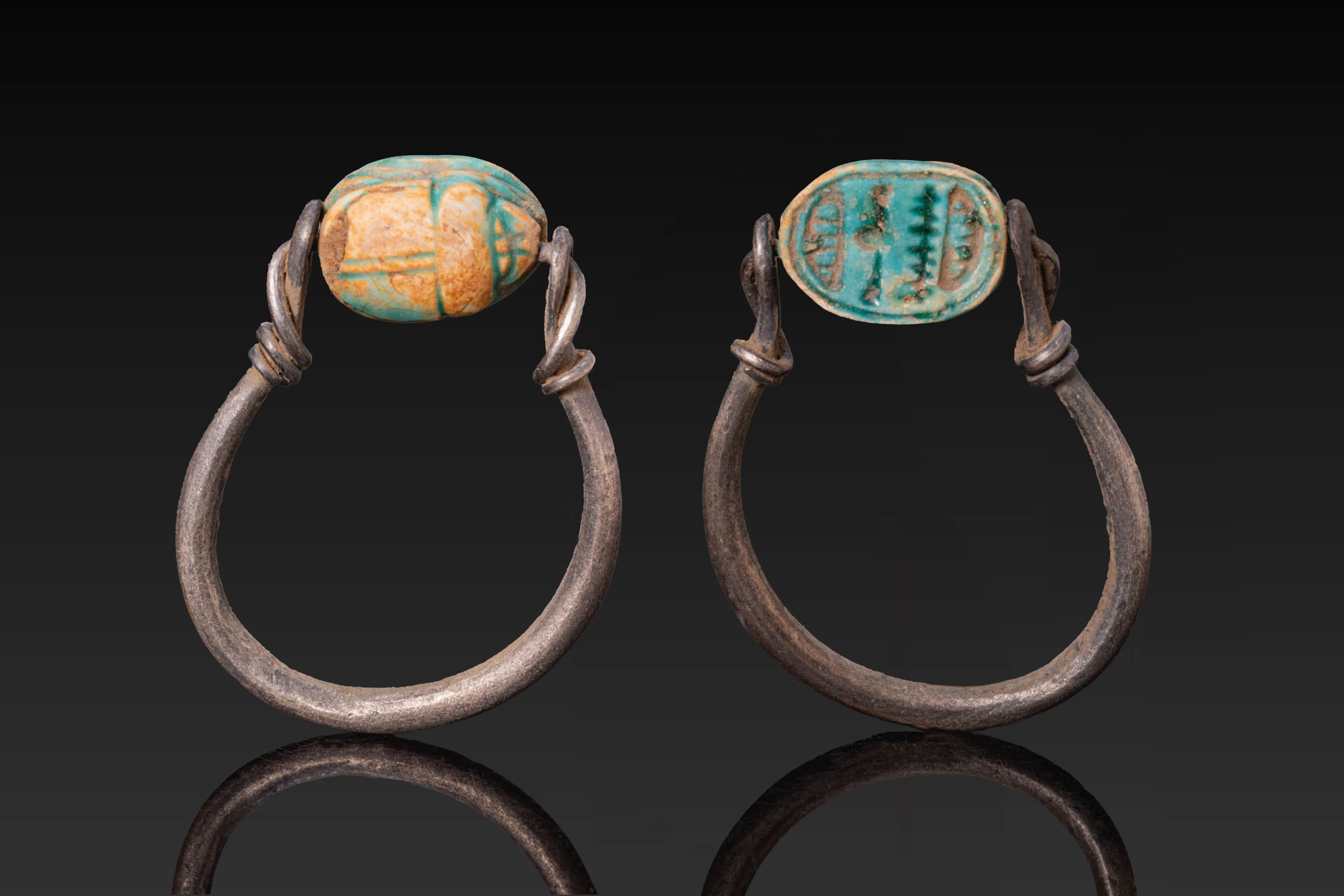 EGYPTIAN STEATITE SCARAB WITH HIEROGLYPHIC COMPOSITION IN SILVER SWIVEL RING