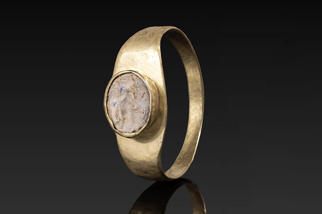ROMAN GLASS INTAGLIO OF A STANDING DEITY IN GOLD RING