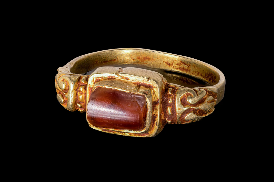 MEDIEVAL GOLD RING WITH LARGE AGATE CABOCHON