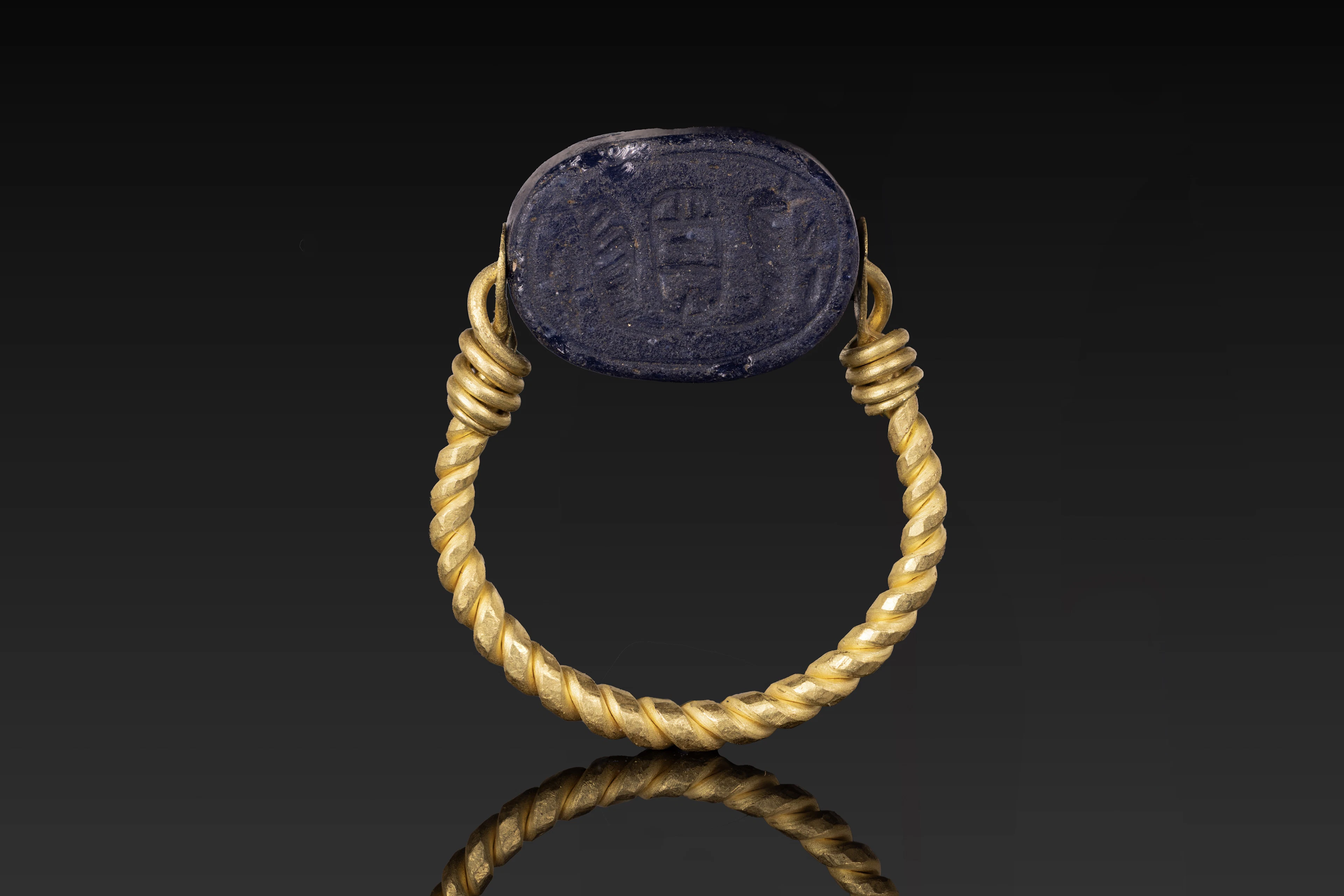 PHOENICIAN GLASS SCARAB WITH UREAUS AND PSEUDO CARTOUCHE IN GOLD SWIVEL RING