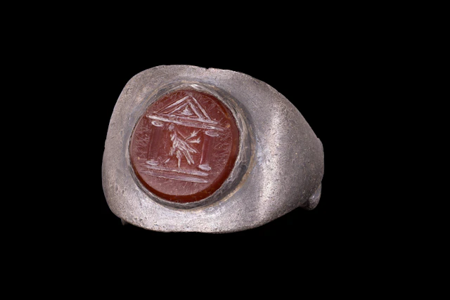 ROMAN CARNELIAN INTAGLIO OF AN EAGLE WITHIN A NAISKOS IN SILVER RING