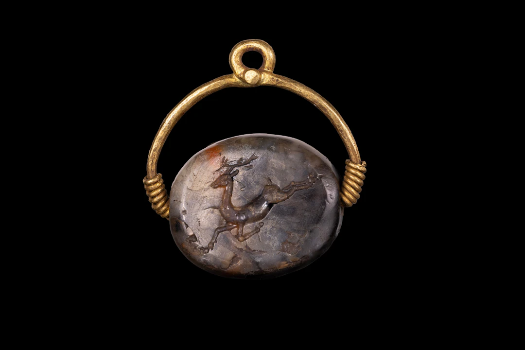 GREEK AGATE SCARAB ENGRAVED WITH A RUNNING STAG IN GOLD PENDANT