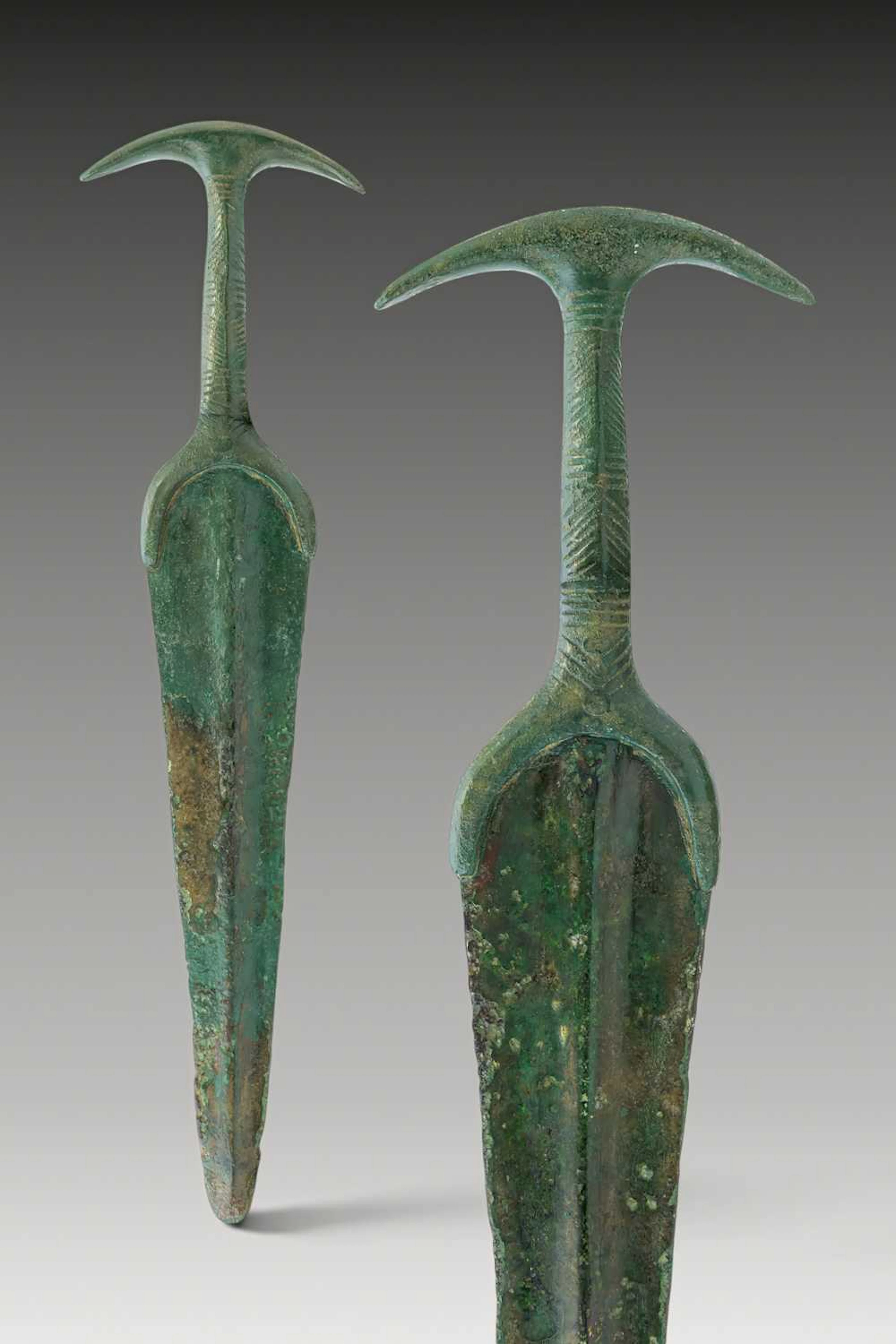 HITTITE BRONZE DAGGER WITH LUNATE POMMEL