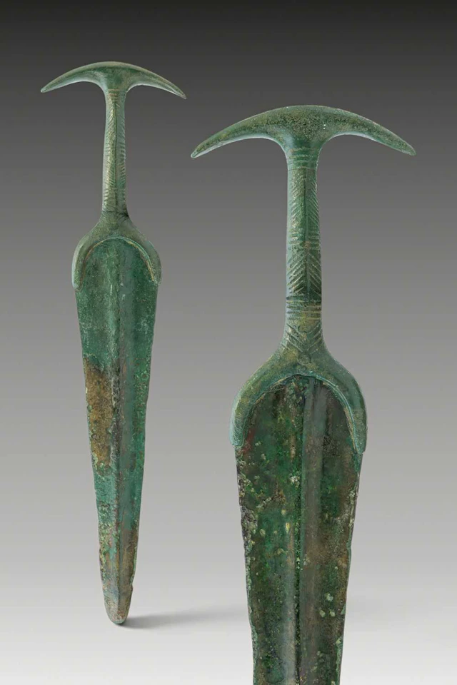 HITTITE BRONZE DAGGER WITH LUNATE POMMEL