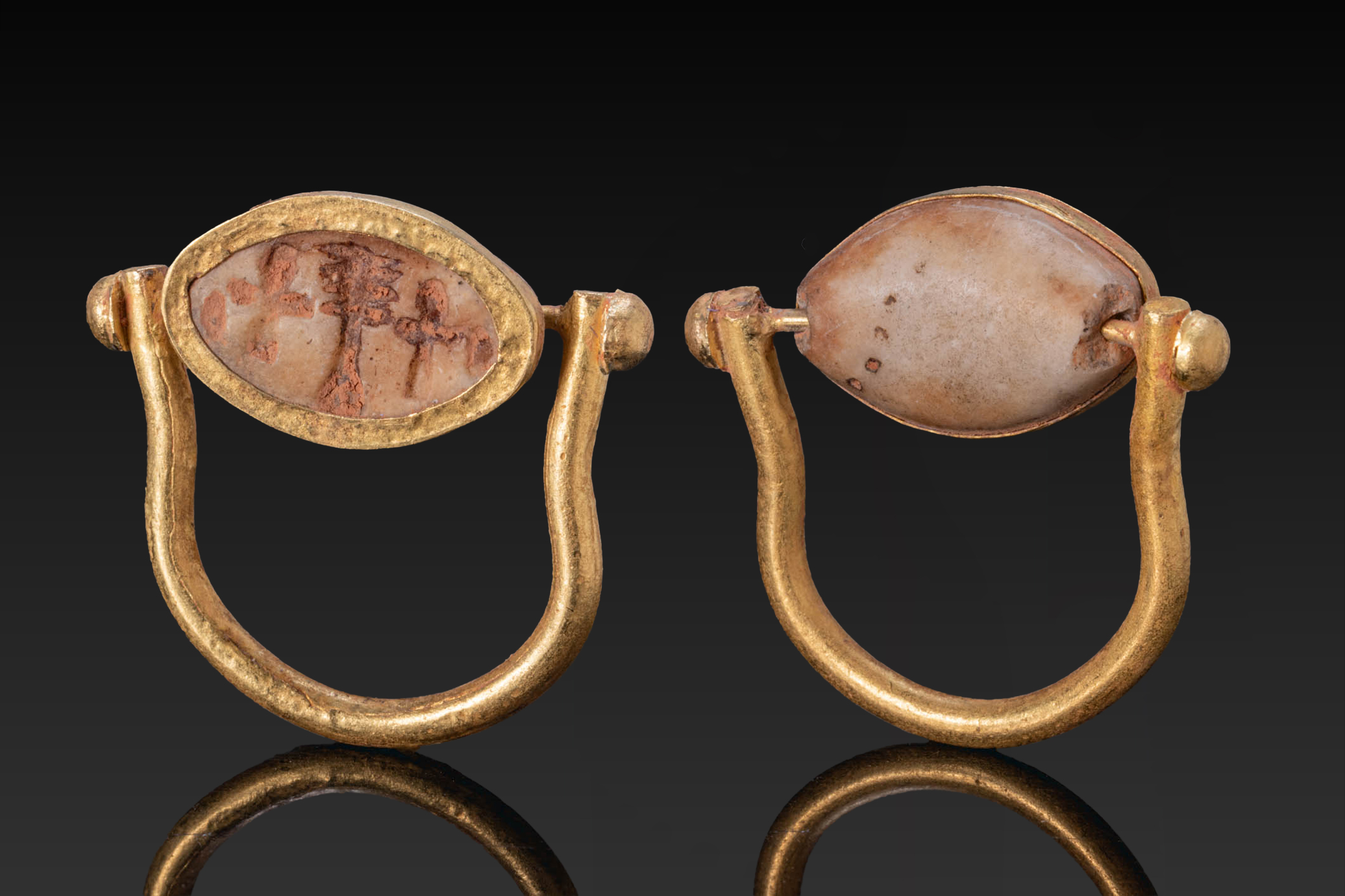 EGYPTIAN STONE COWROID WITH DJED PILLAR BETWEEN ANKHS IN GOLD SWIVEL RING