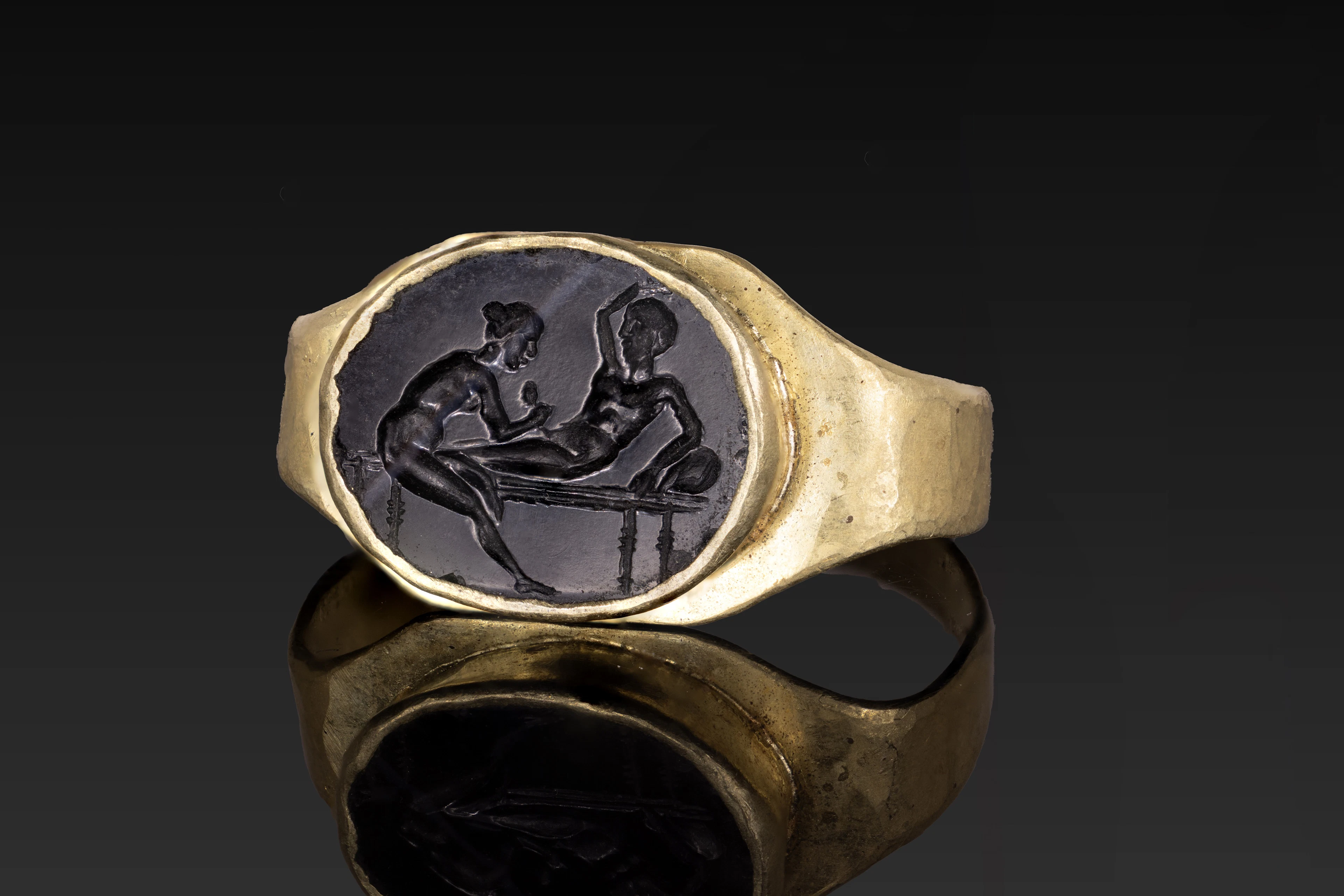 ROMAN AGATE INTAGLIO OF AN EROTIC SCENE IN GOLD RING