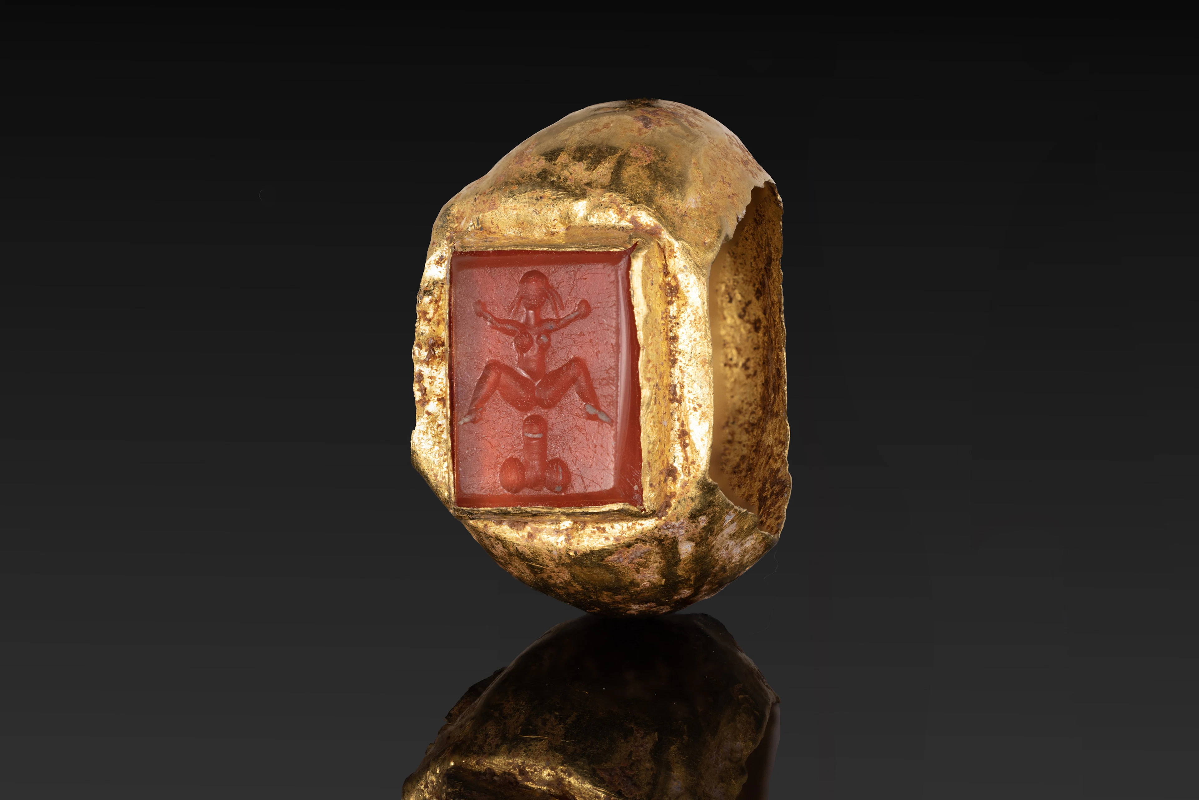 ROMAN GOLD RING WITH CARNELIAN INTAGLIO WITH EROTIC RITUAL