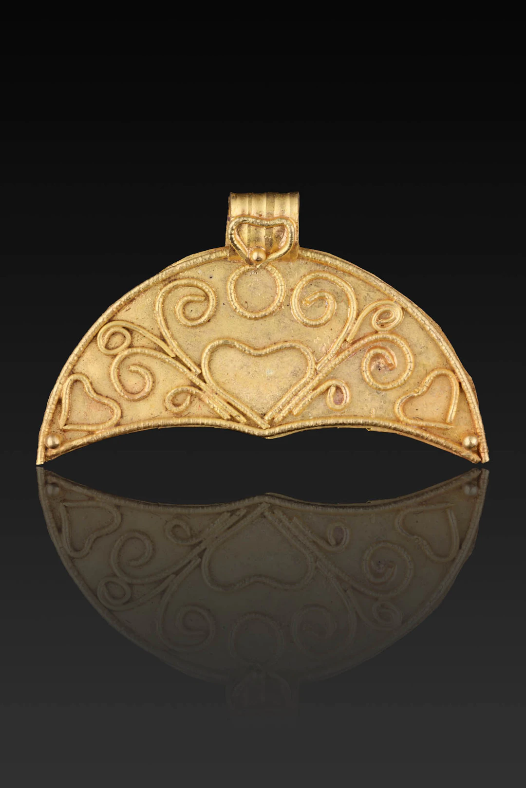 HELLENISTIC GOLD LUNULA PENDANT WITH FLORAL MOTIF