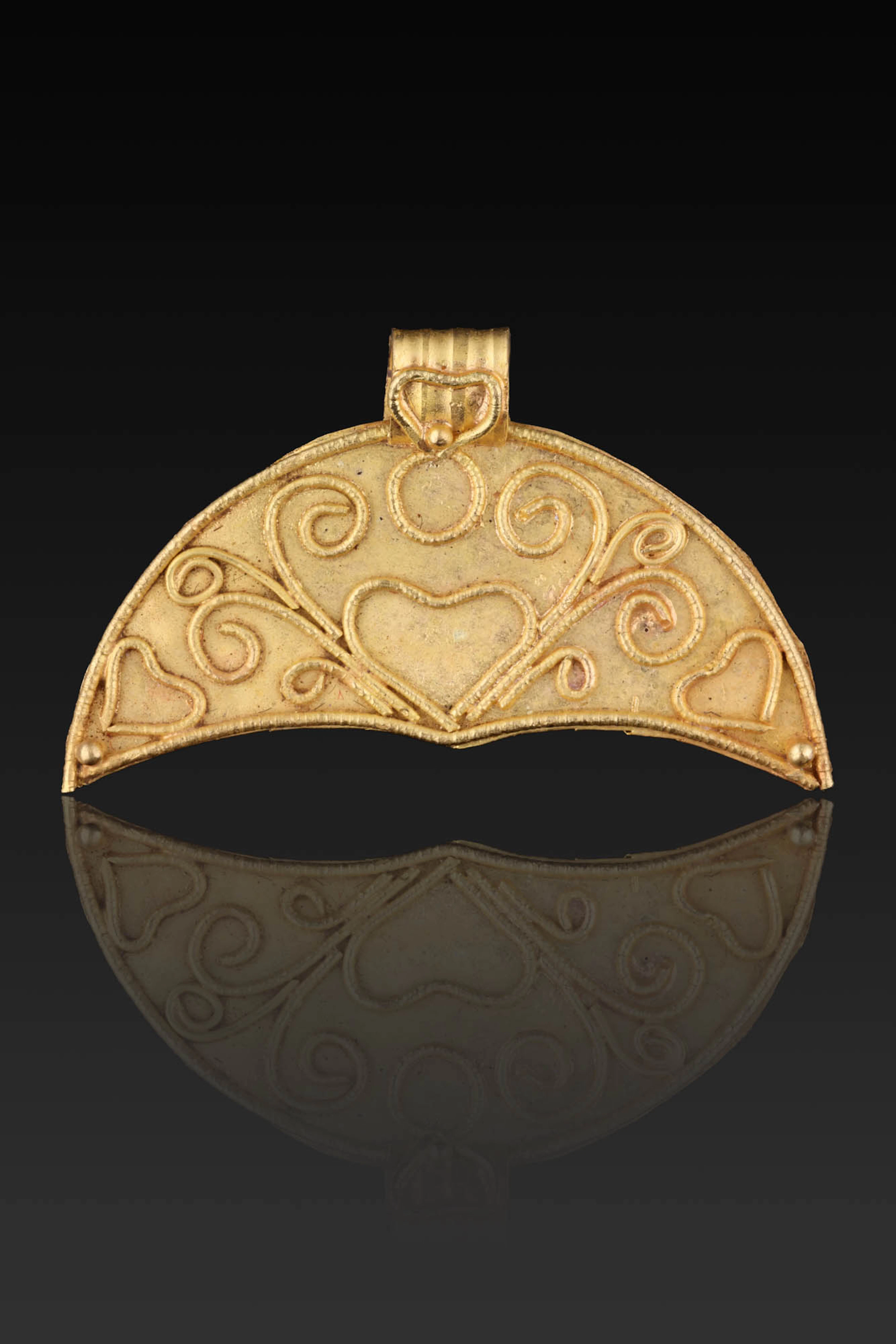 HELLENISTIC GOLD LUNULA PENDANT WITH FLORAL MOTIF