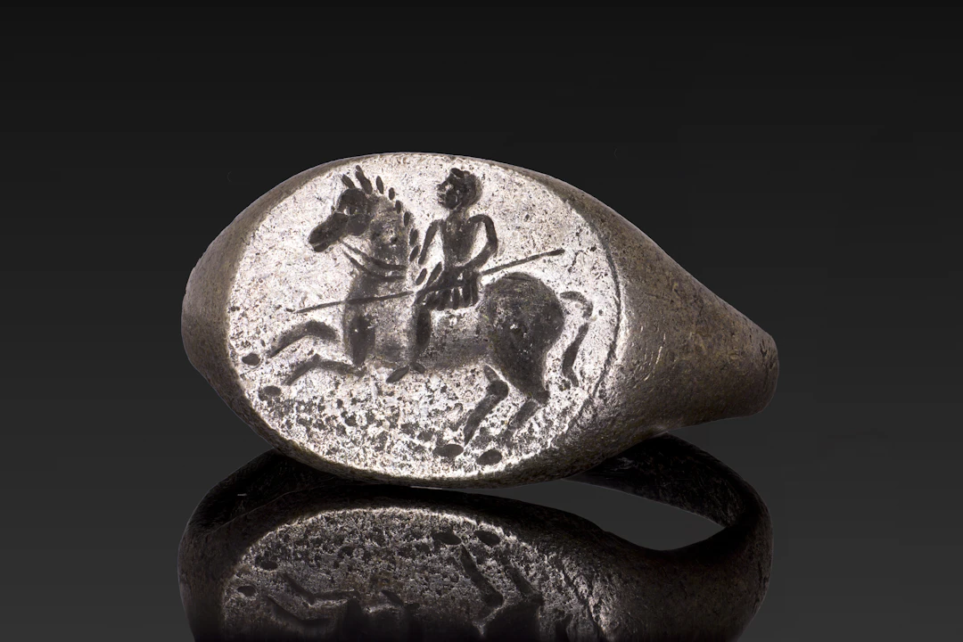 LARGE ROMAN SOLID SILVER RING WITH HORSE RIDER