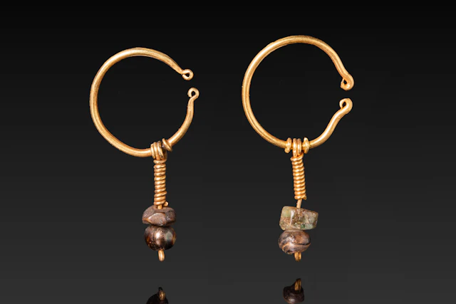 PAIR OF ROMAN GOLD EARRINGS WITH DANGLES