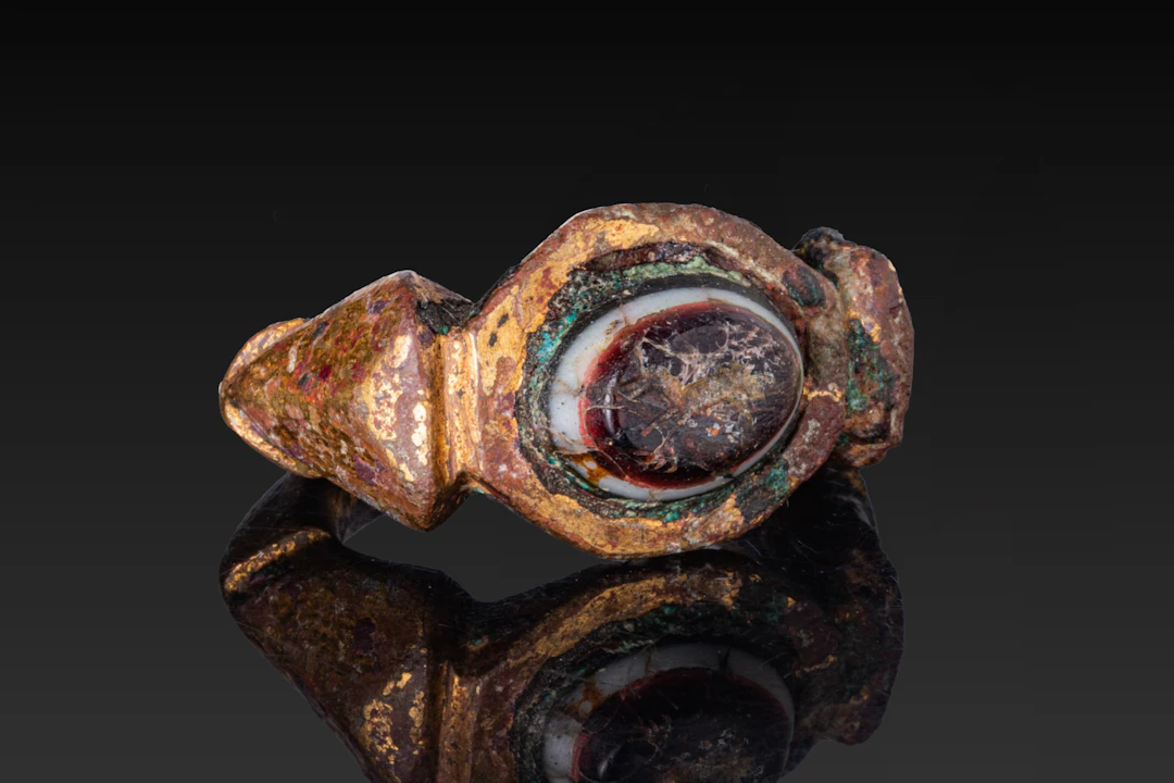LATE ROMAN GILT-BRONZE RING WITH AGATE INTAGLIO OF QUADRUPED
