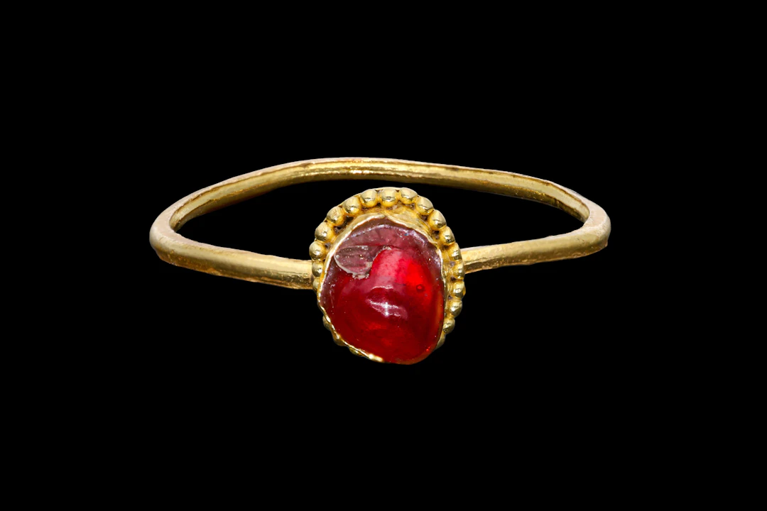 BYZANTINE GOLD RING WITH GARNET