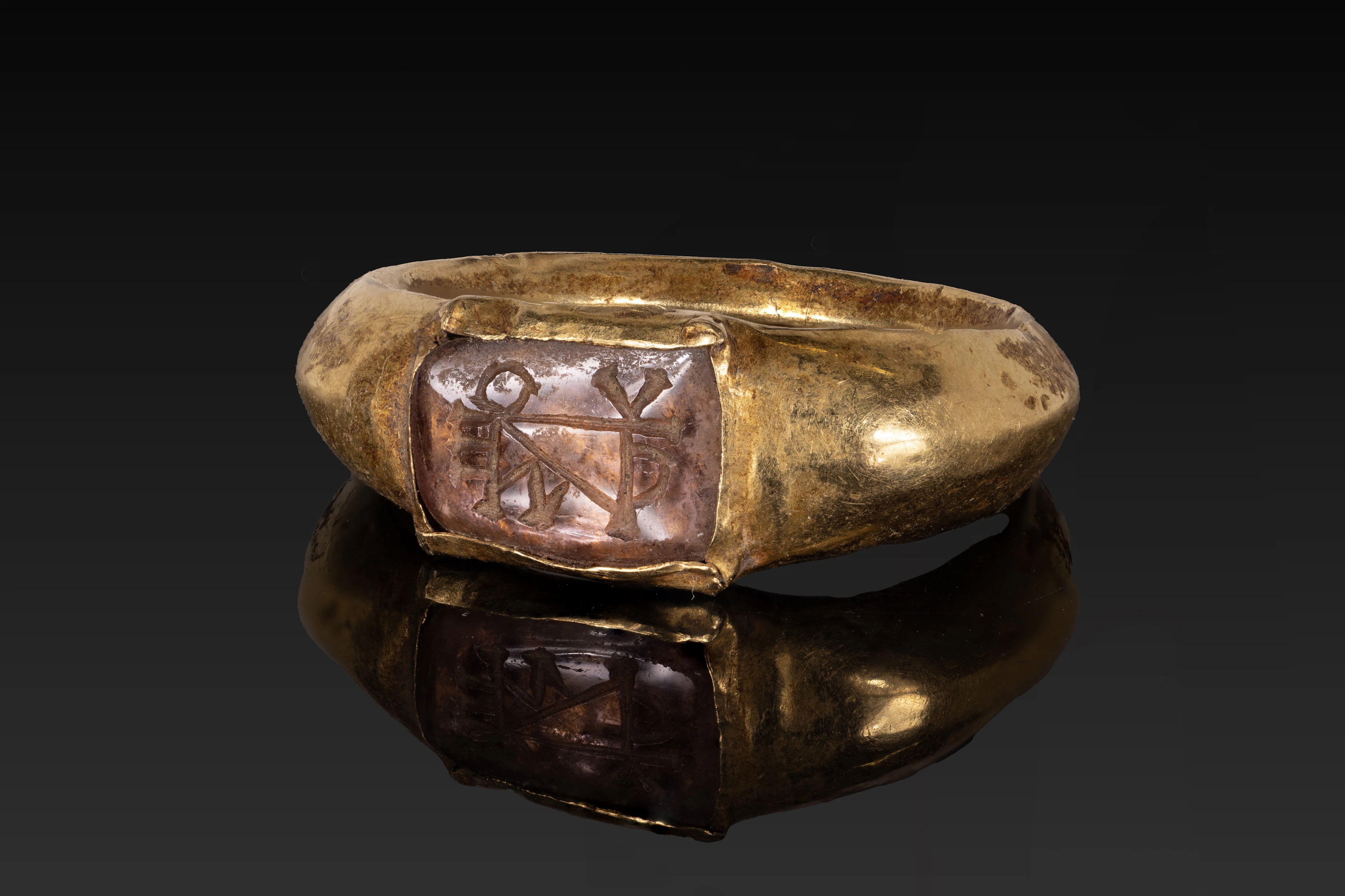 MEROVINGIAN GOLD RING WITH AMETHYST INTAGLIO WITH A MONOGRAM