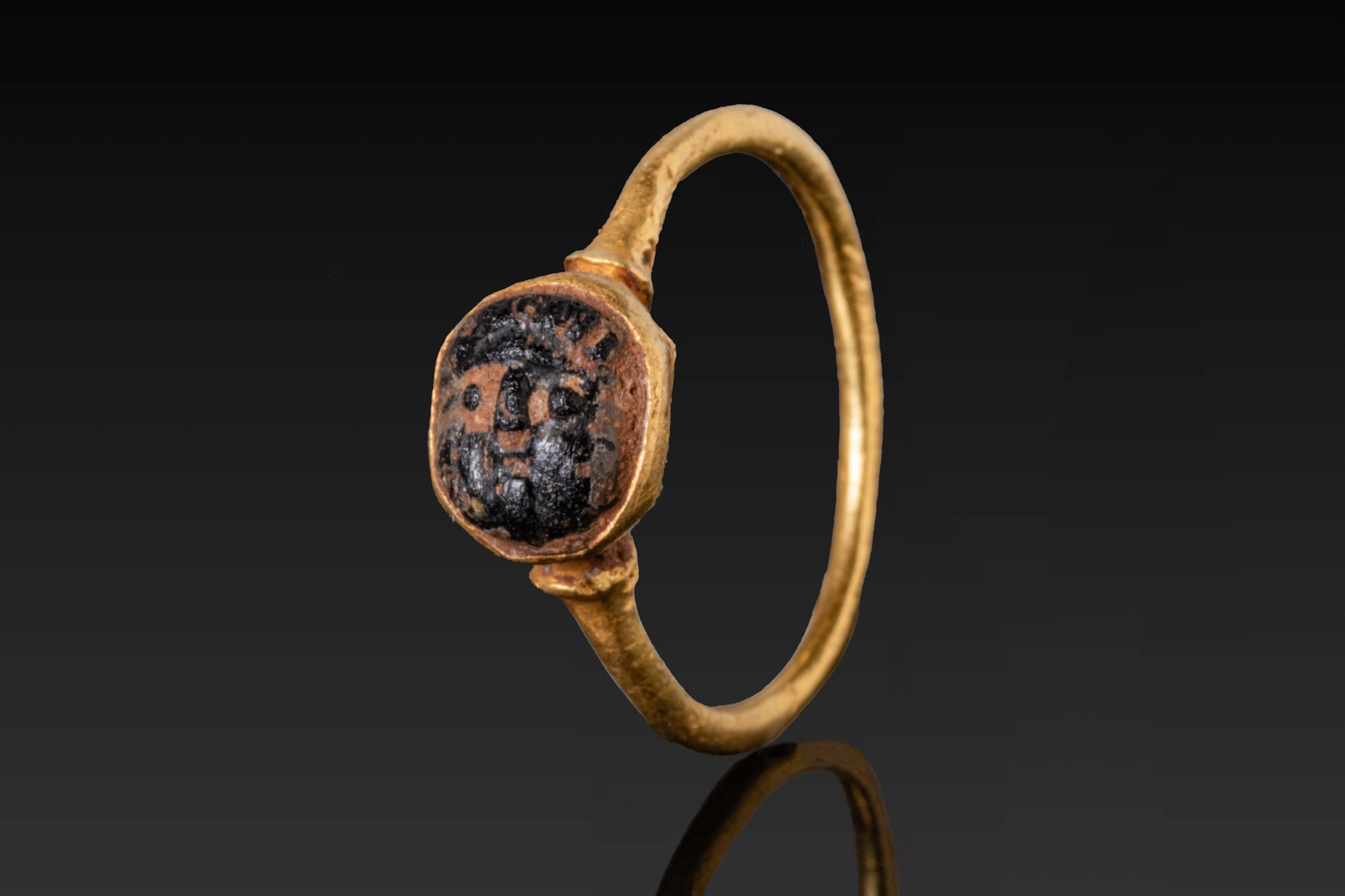 ROMAN GOLD RING WITH CAMEO OF A PUTTO