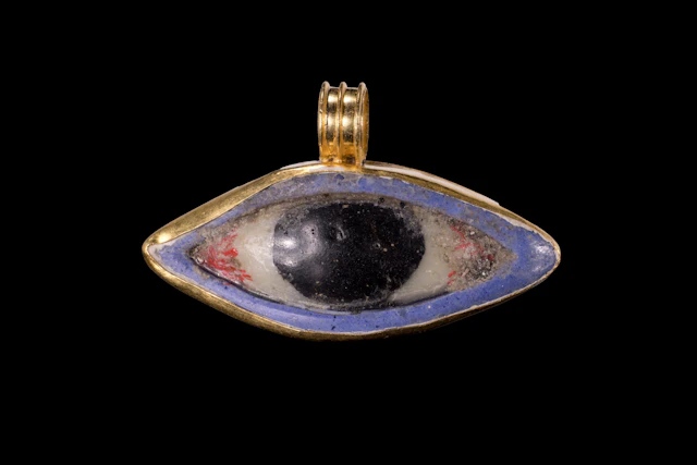 EGYPTIAN LAPIS LAZULI AND STONE EYE AMULET IN GOLD PENDANT
