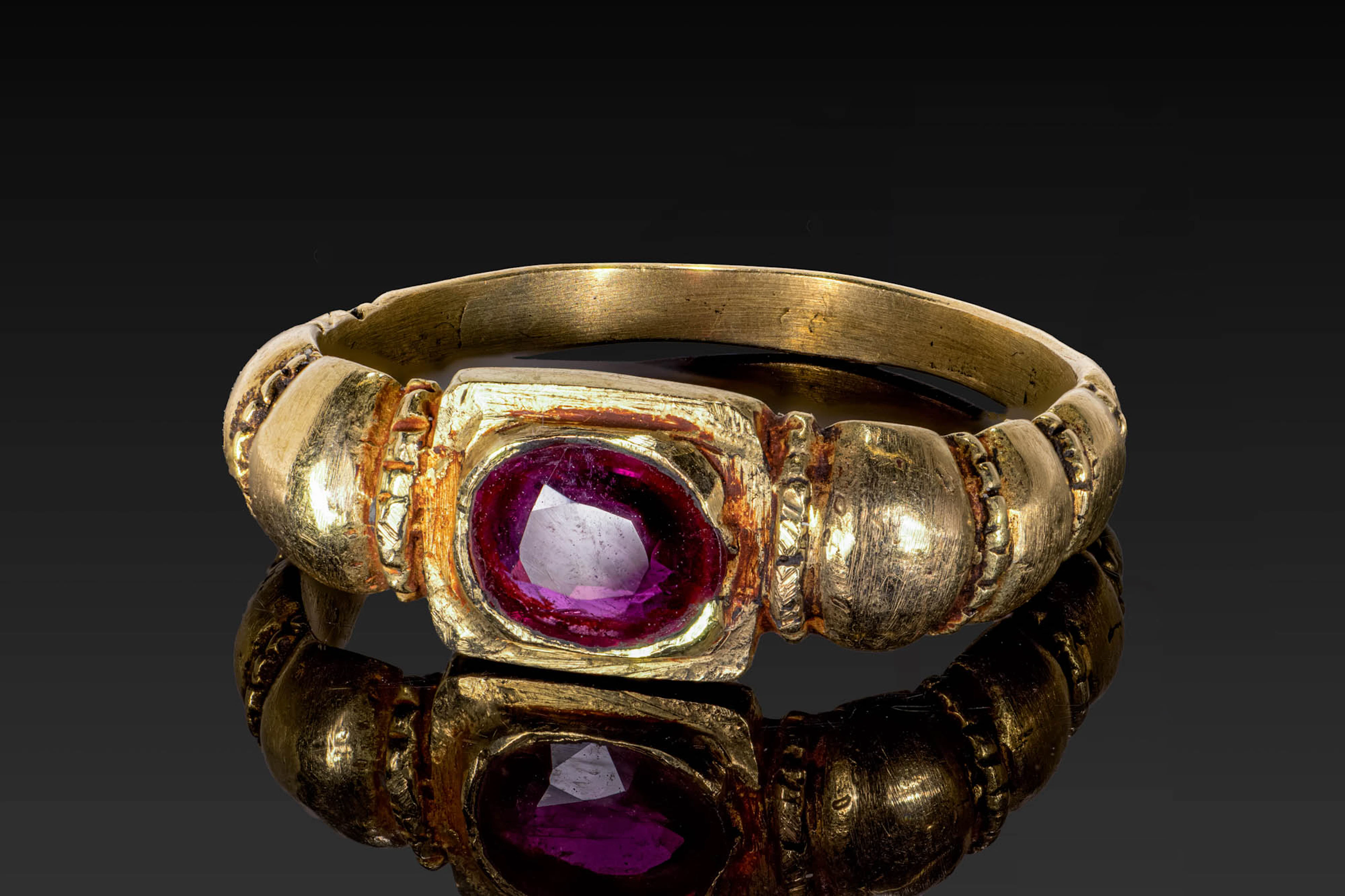 MEDIEVAL GOLD RING WITH LARGE RUBY