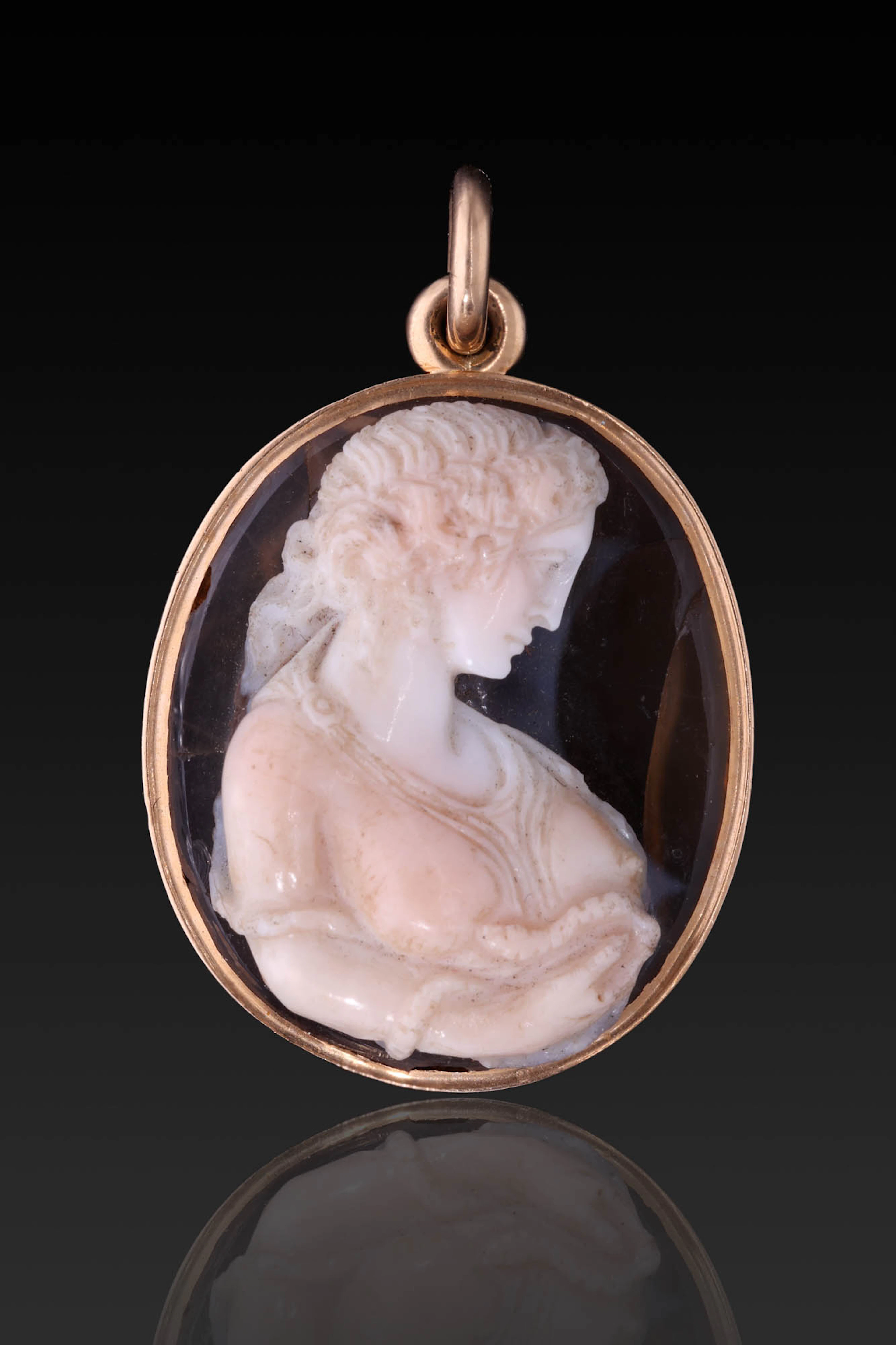 ROMAN AGATE CAMEO OF CLEOPATRA IN GOLD PENDANT