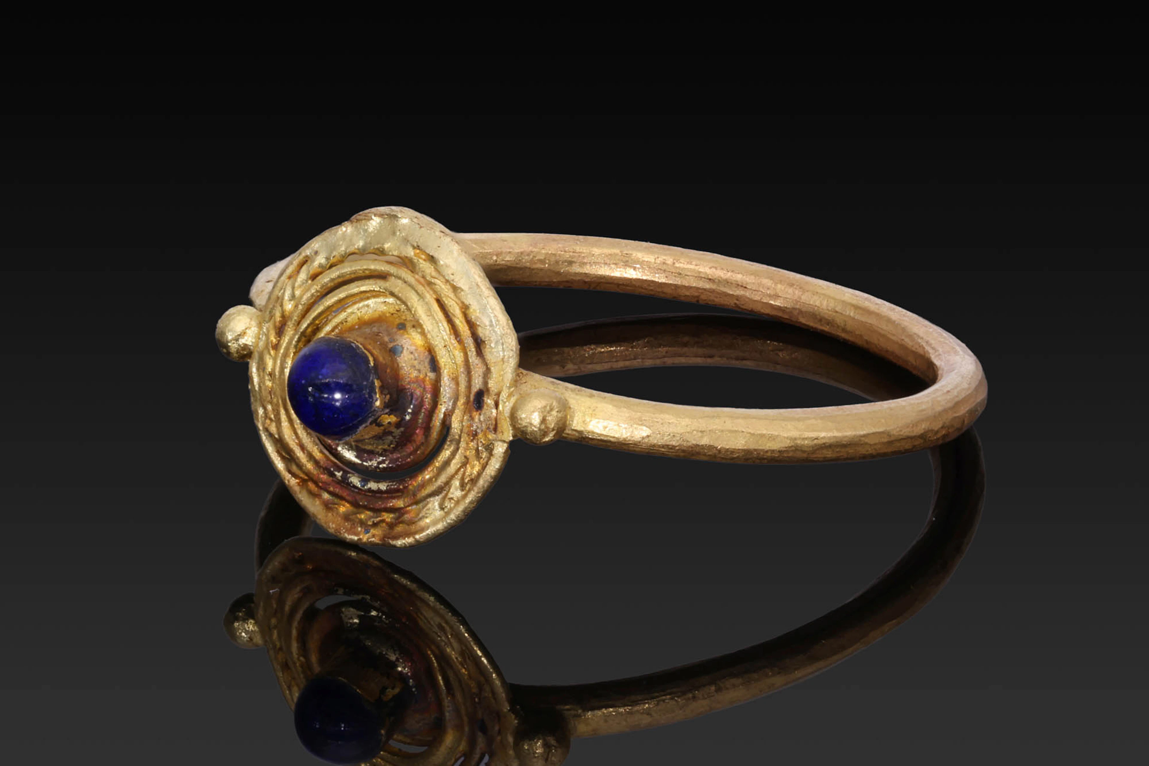 ROMAN GOLD RING WITH BLUE GLASS CABOCHON