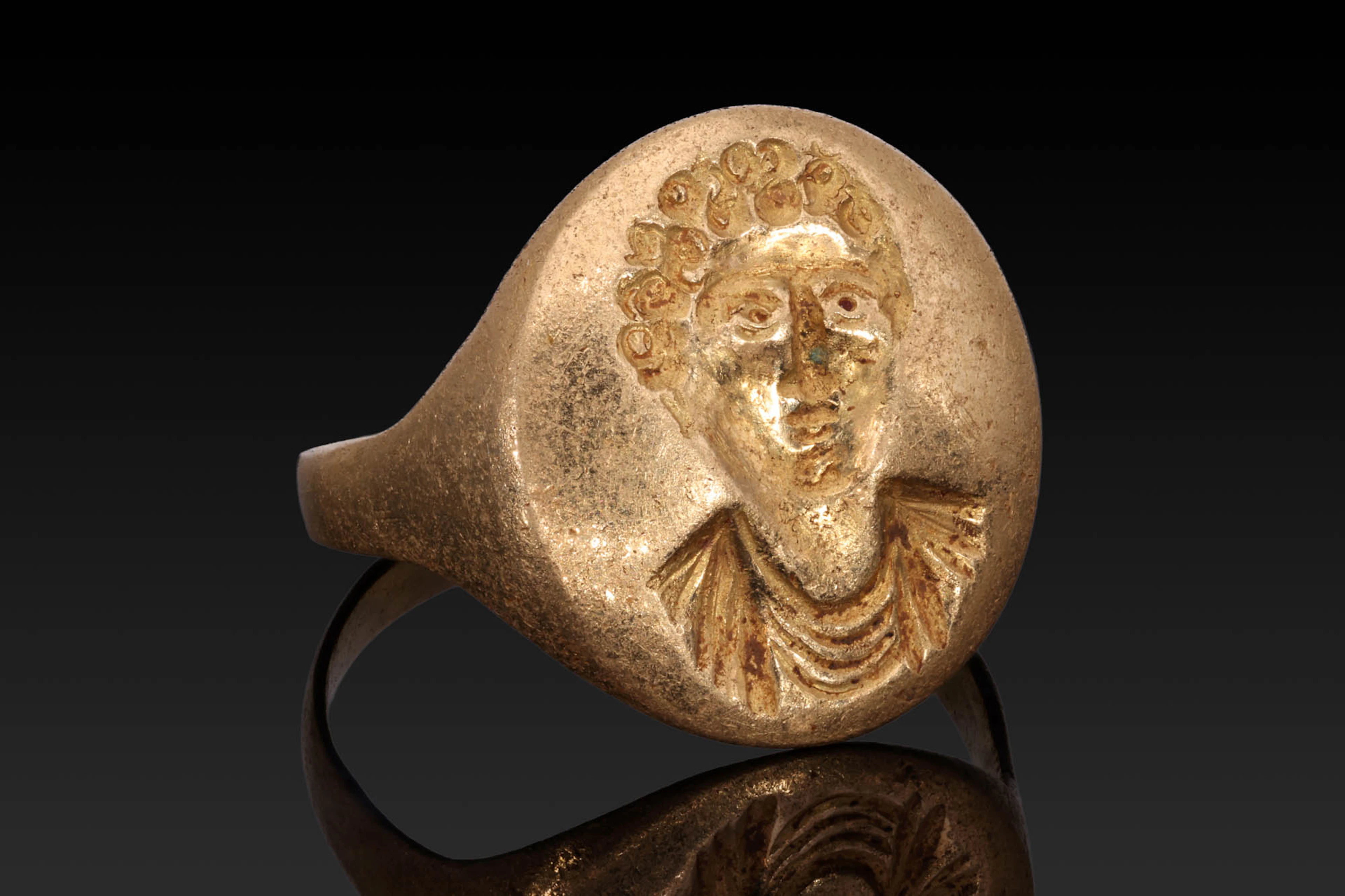 ROMAN SOLID GOLD RING WITH BUST OF YOUTH