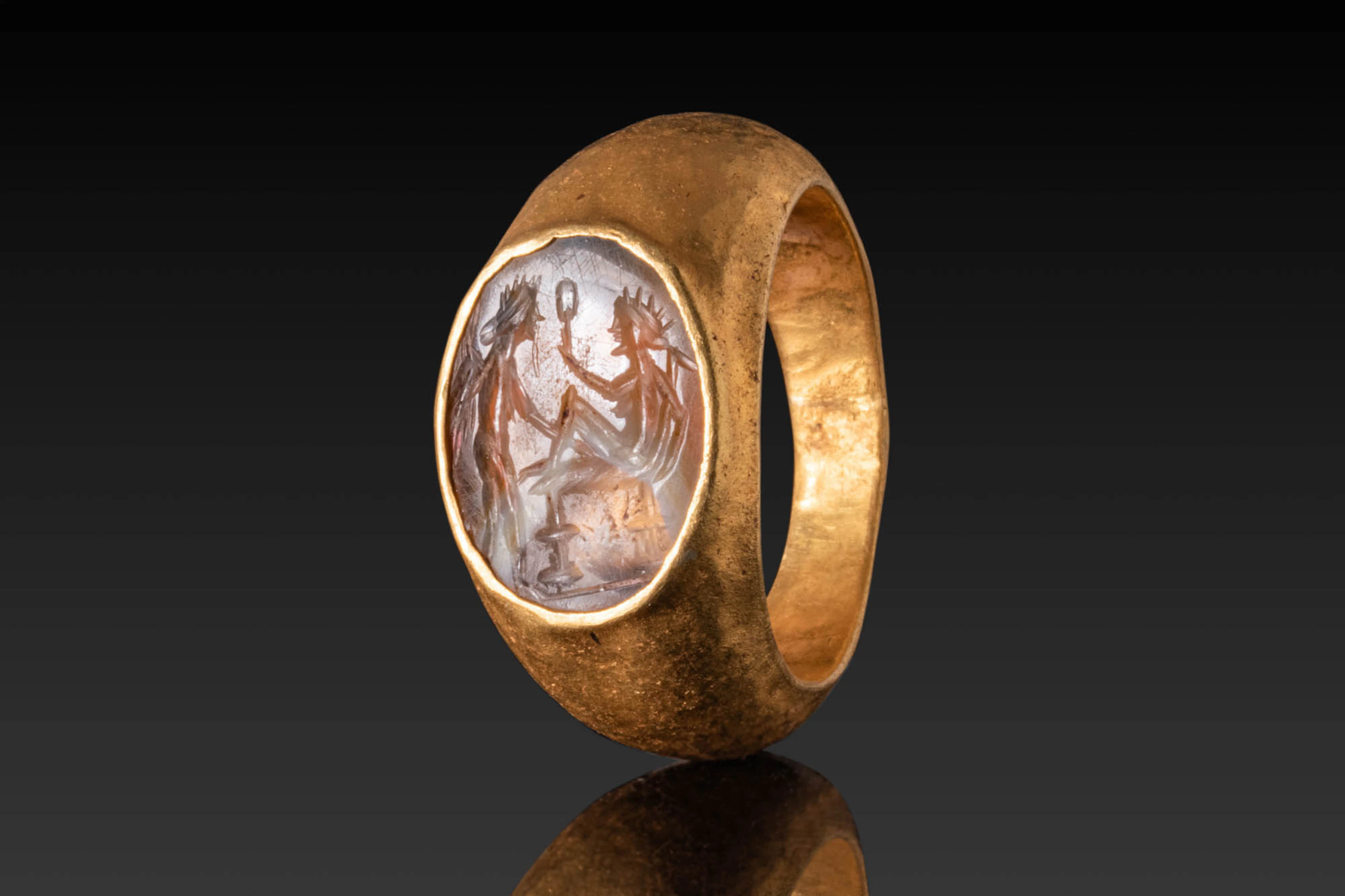 ROMAN HIGH KARAT GOLD RING WITH STONE INTAGLIO DEPICTING EROTIC SCENE