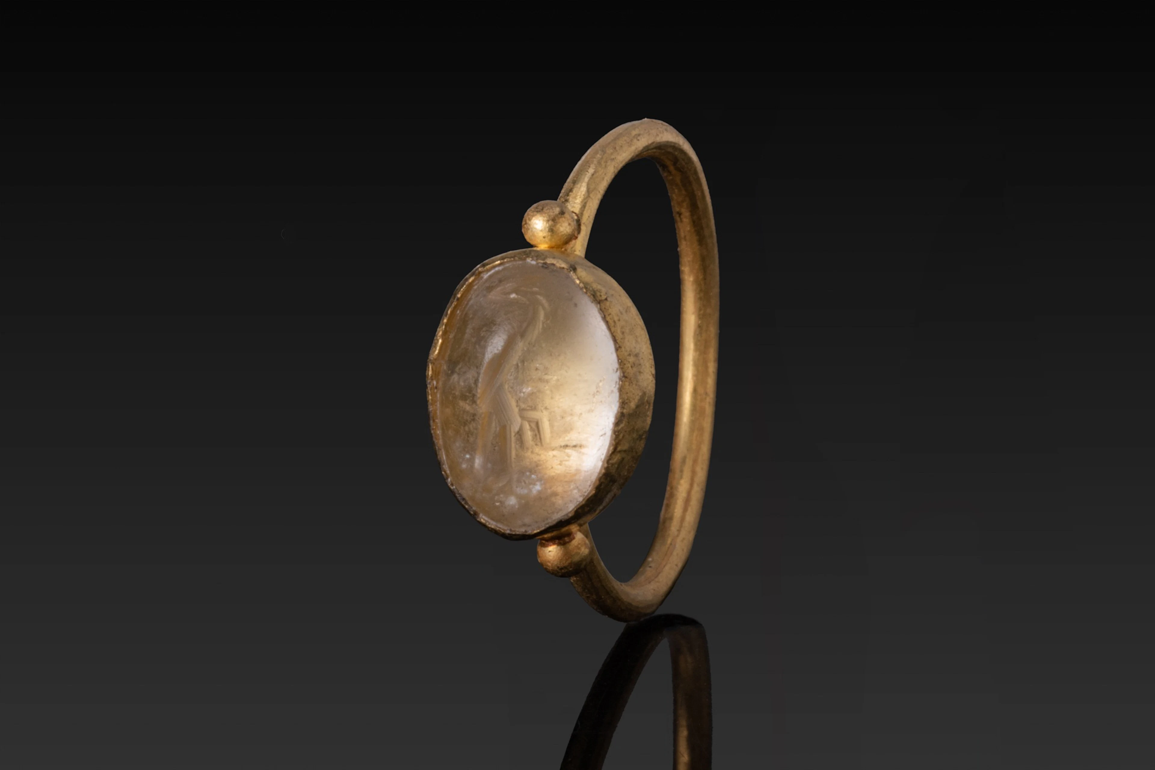 LATE ROMAN HIGH KARAT GOLD RING WITH CHALCEDONY INTAGLIO OF A STORK