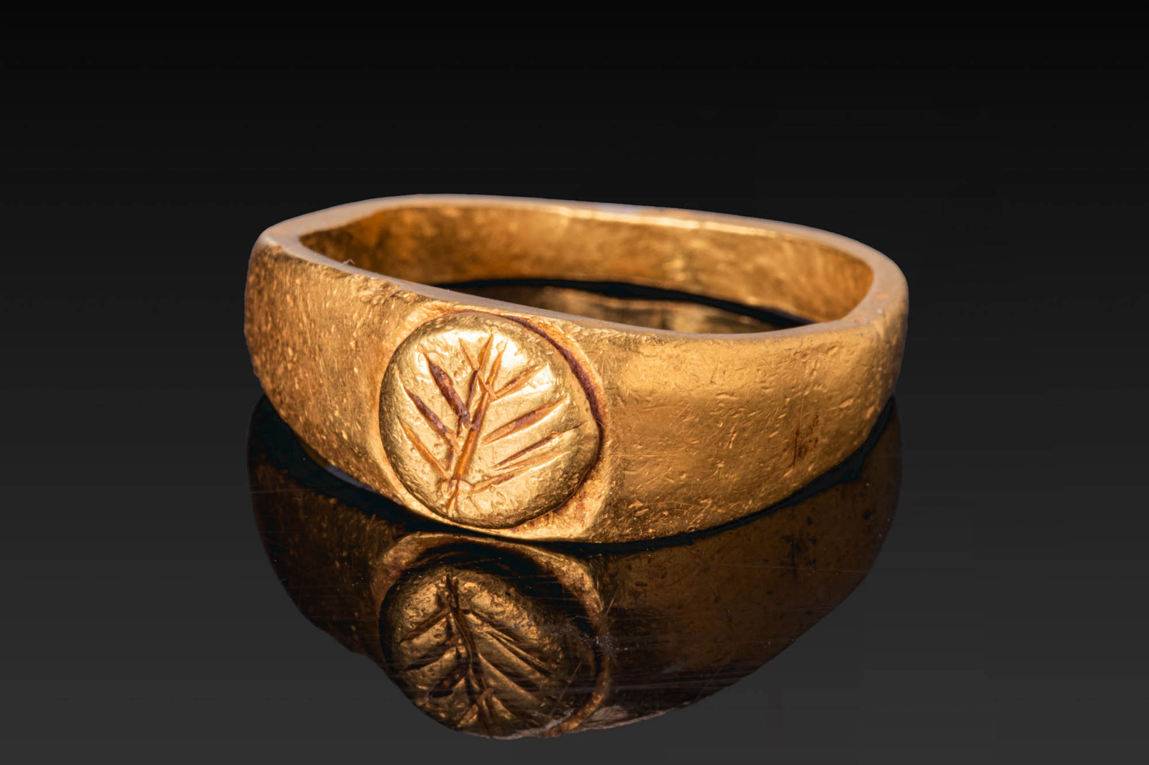 LATE ROMAN GOLD RING WITH PALM BRANCH