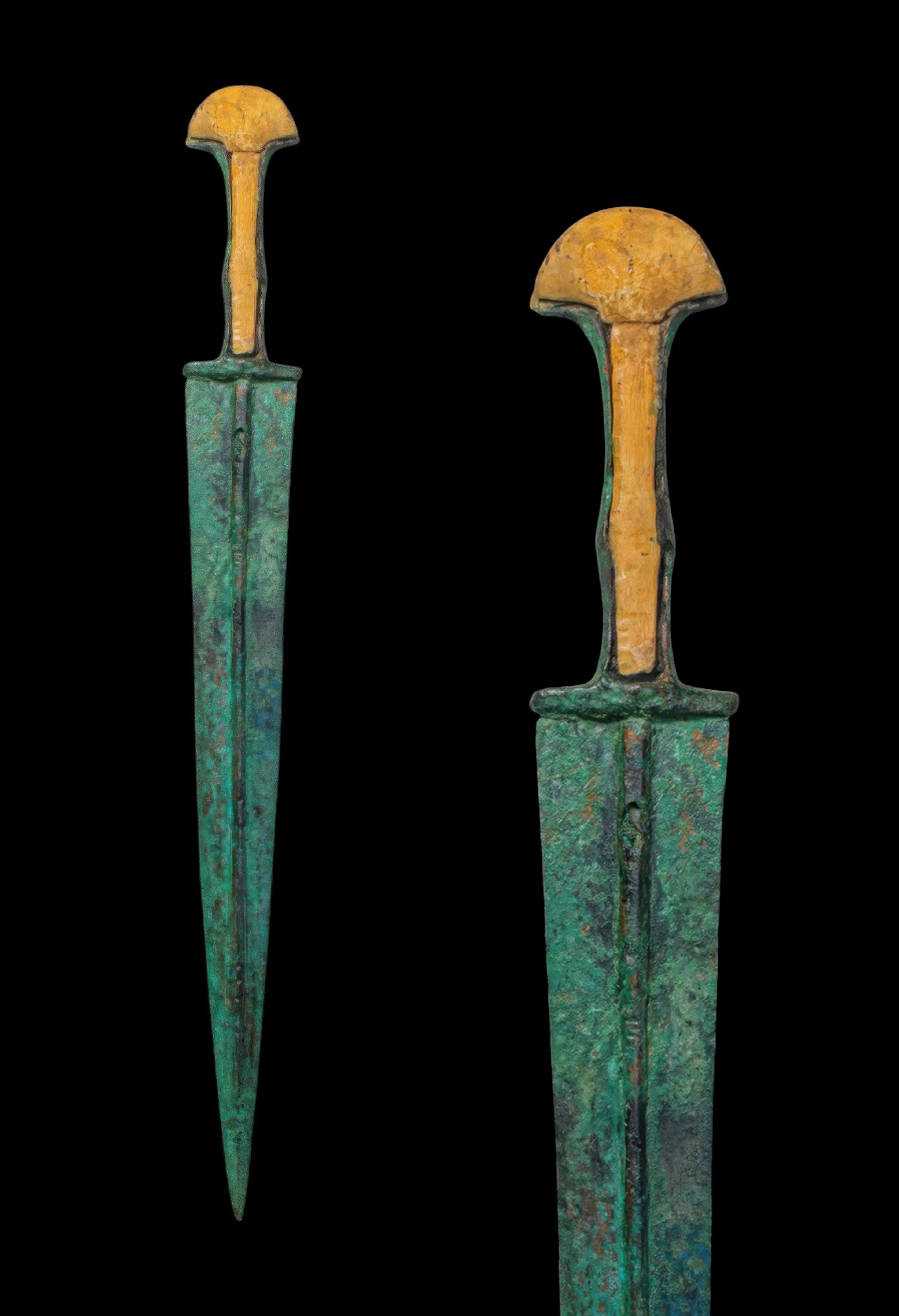 BRONZE AGE / EARLY GREEK PERIOD BRONZE DAGGER WITH BONE INLAID POMMEL
