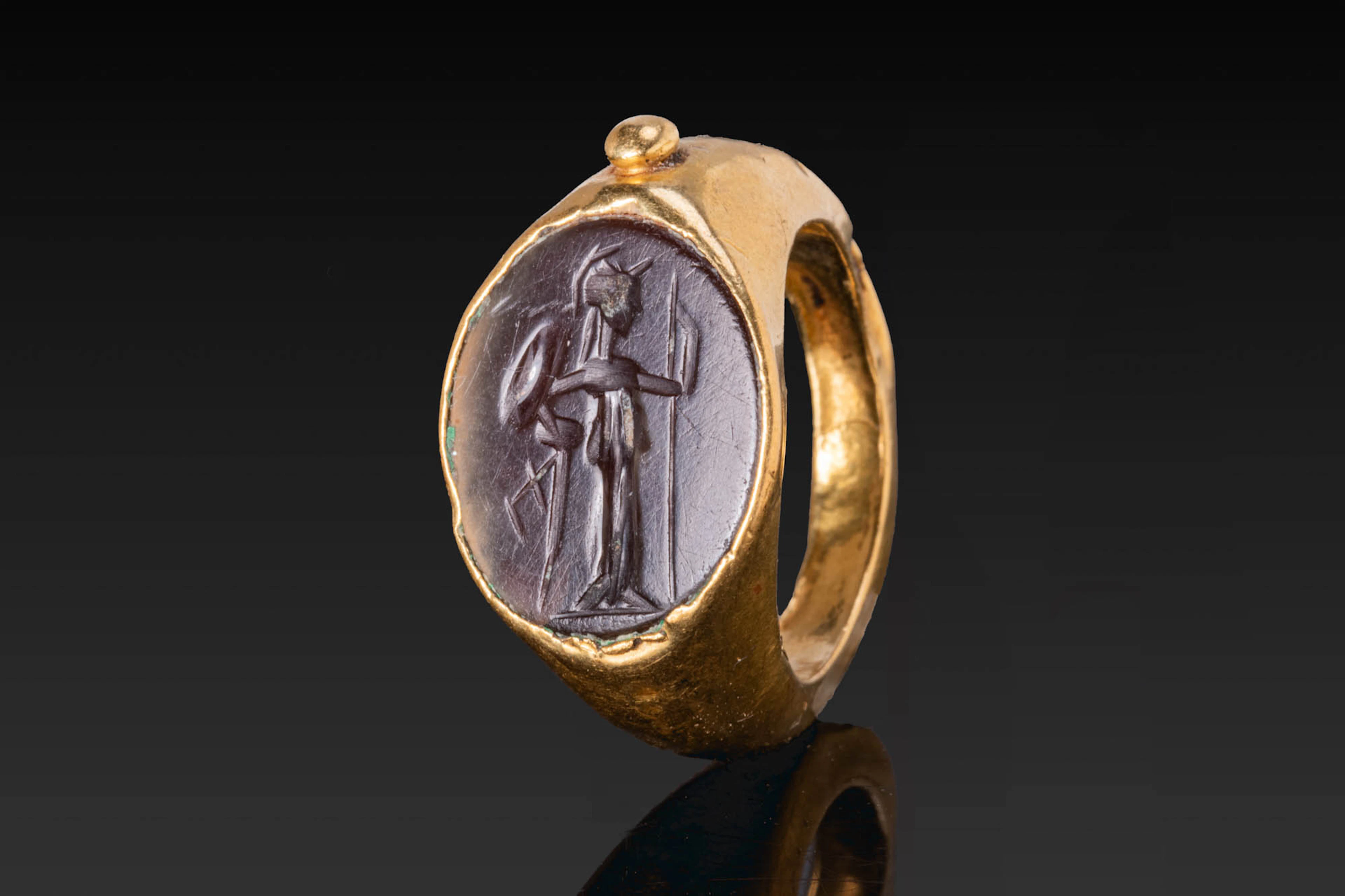 ROMAN GOLD RING WITH GARNET INTAGLIO OF MINERVA