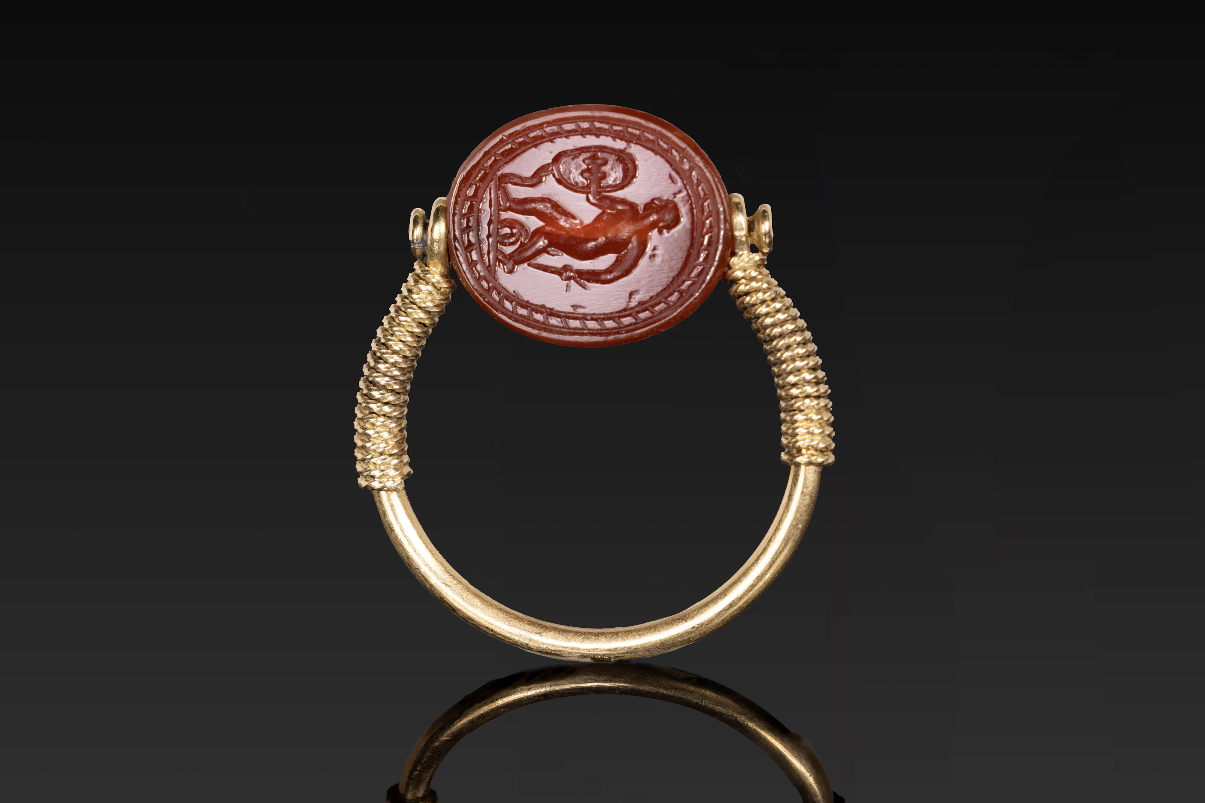ETRUSCAN CARNELIAN SCARAB OF PERSEUS IN GOLD SWIVEL RING