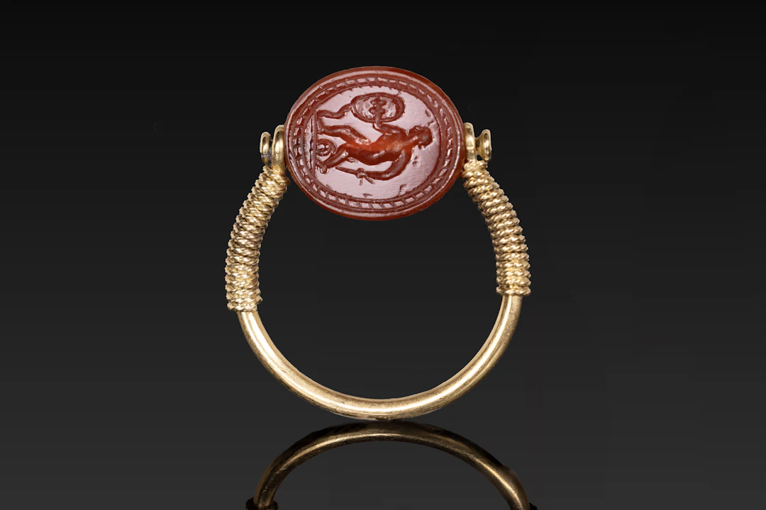 ETRUSCAN CARNELIAN SCARAB OF PERSEUS IN GOLD SWIVEL RING