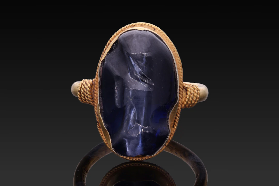 LARGE HELLENISTIC SAPPHIRE IN GOLD RING